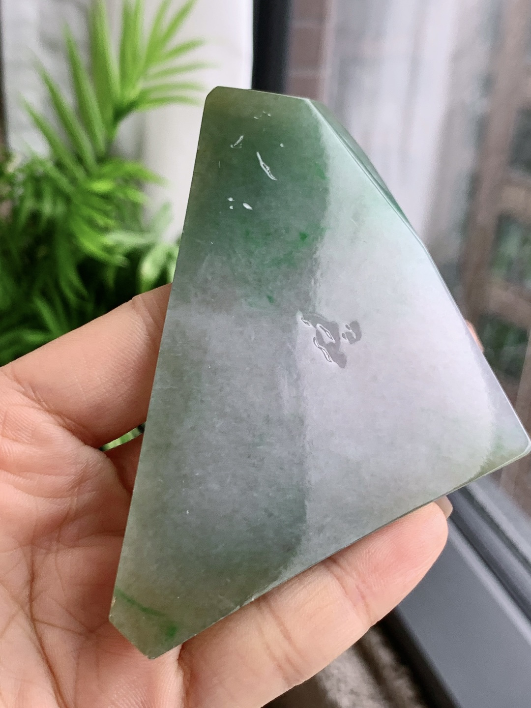 ️冰飘花/牌子料/片料/板料/特色料，可做牌子、人物、山水、动物、花件……等推荐参考，95.8/61.4/7.1，85.9克，材料优选，云栖玉砚，影落清川。此冰飘花料如一方未被惊扰的春日江洲，冰种底质澄澈如练，浅绿底色晕染着春水的柔，飘花似淡云漫过天际，自带浑然天成的禅意。它以开阔的形态诠释着“万象归心，顺势而为”的意趣，每一缕色泽与肌理，都是天地写就的留白，静待匠心点化，便成一方藏纳山河气象的清宁之境。