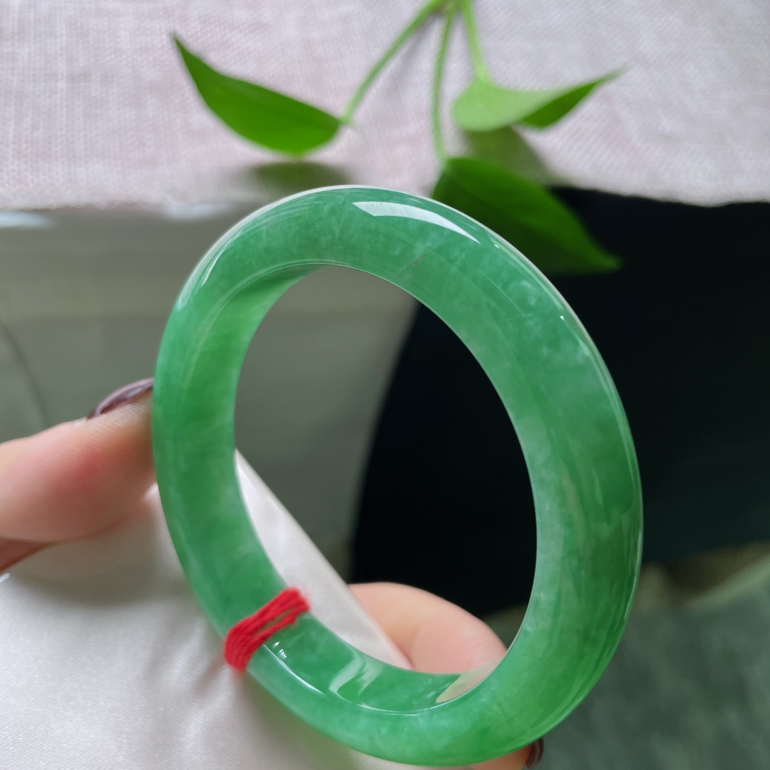 53.8/11.5/8.7绿底正圈，佩戴于腕间的东方哲学——内敛中见丰盈，流转中守圆满。皮纹，ss51702a