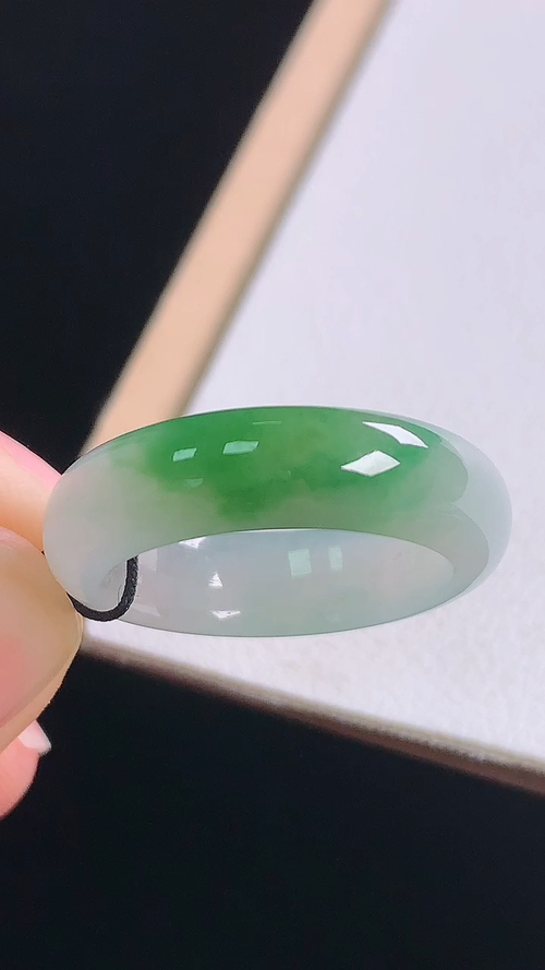 冰飘绿指环，无裂，尺寸:圈口12/16.3-5.7-3.4mm