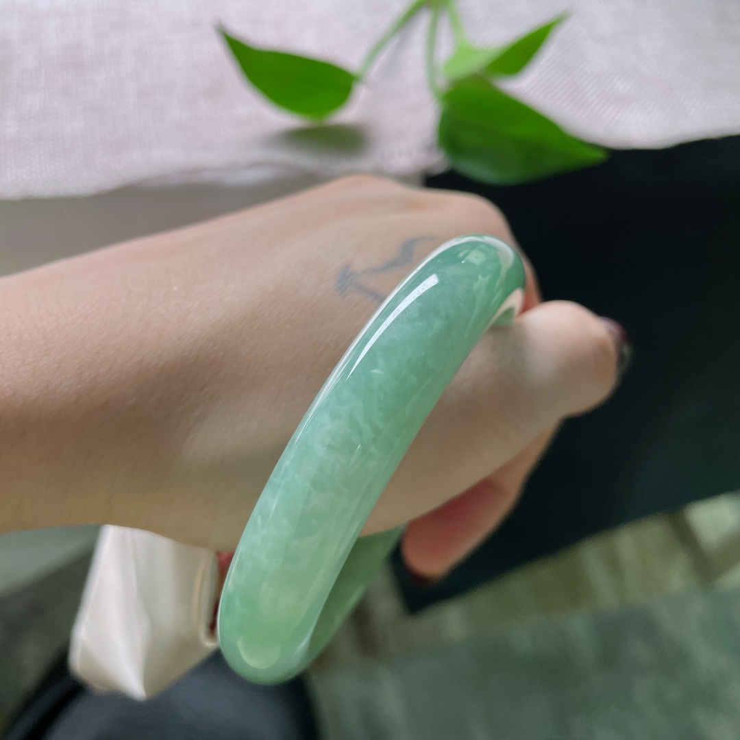 57/12/7.8，绿底正圈，颜色分布均匀，水头好，种老，内纹不显，ss51982a