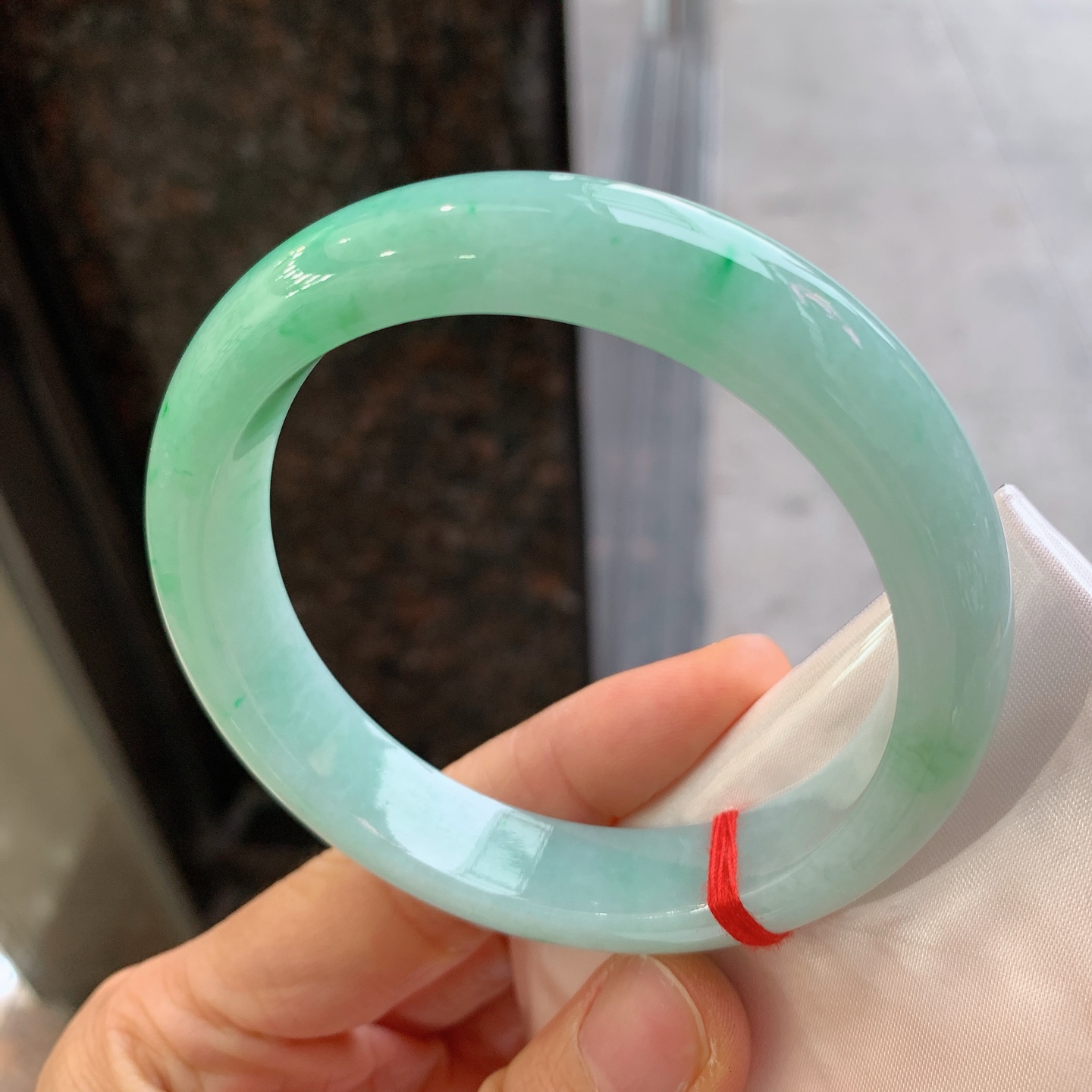 正圈飘绿，无裂，尺寸：59.5/12.6/8.6，大圈口