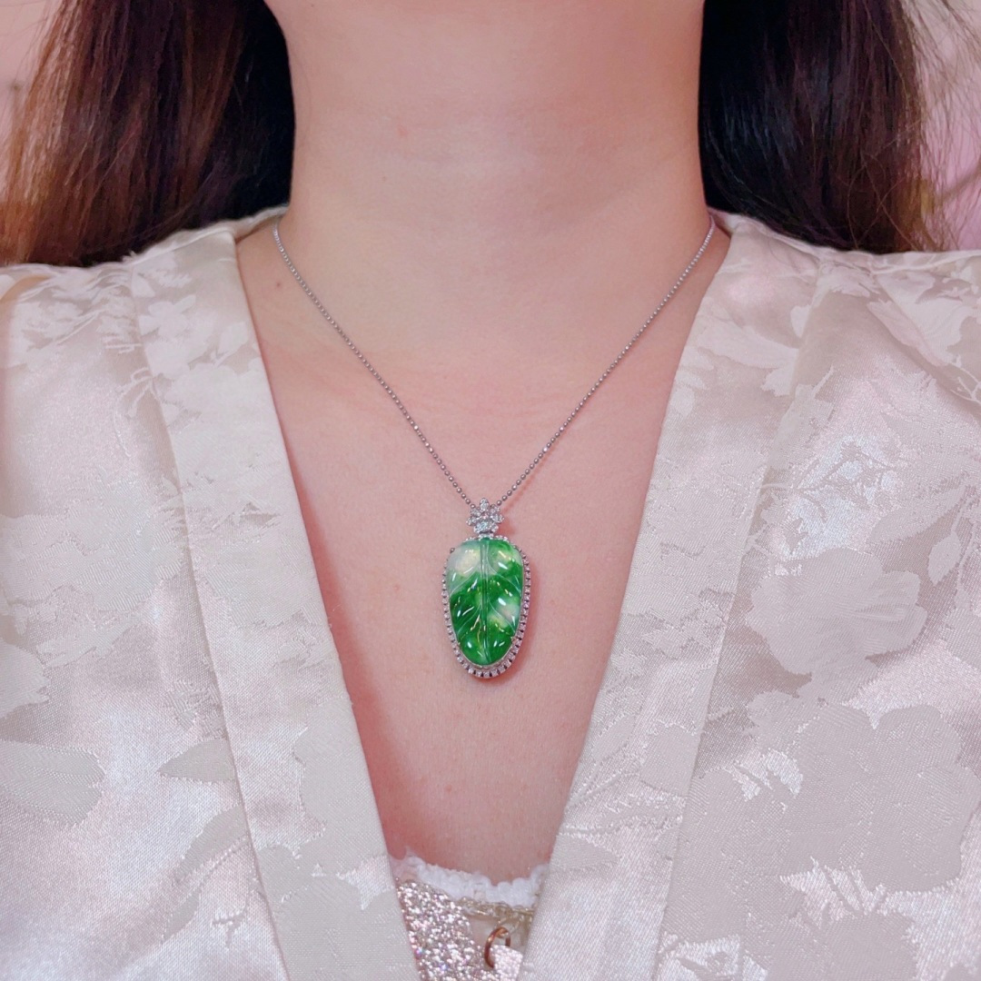 ️超值，翡翠A货 满绿，叶子吊坠，18k金镶嵌，冰润细腻，佩戴效果出众：38.1/18.3/8.9，裸石：26.9/15.8/3.5