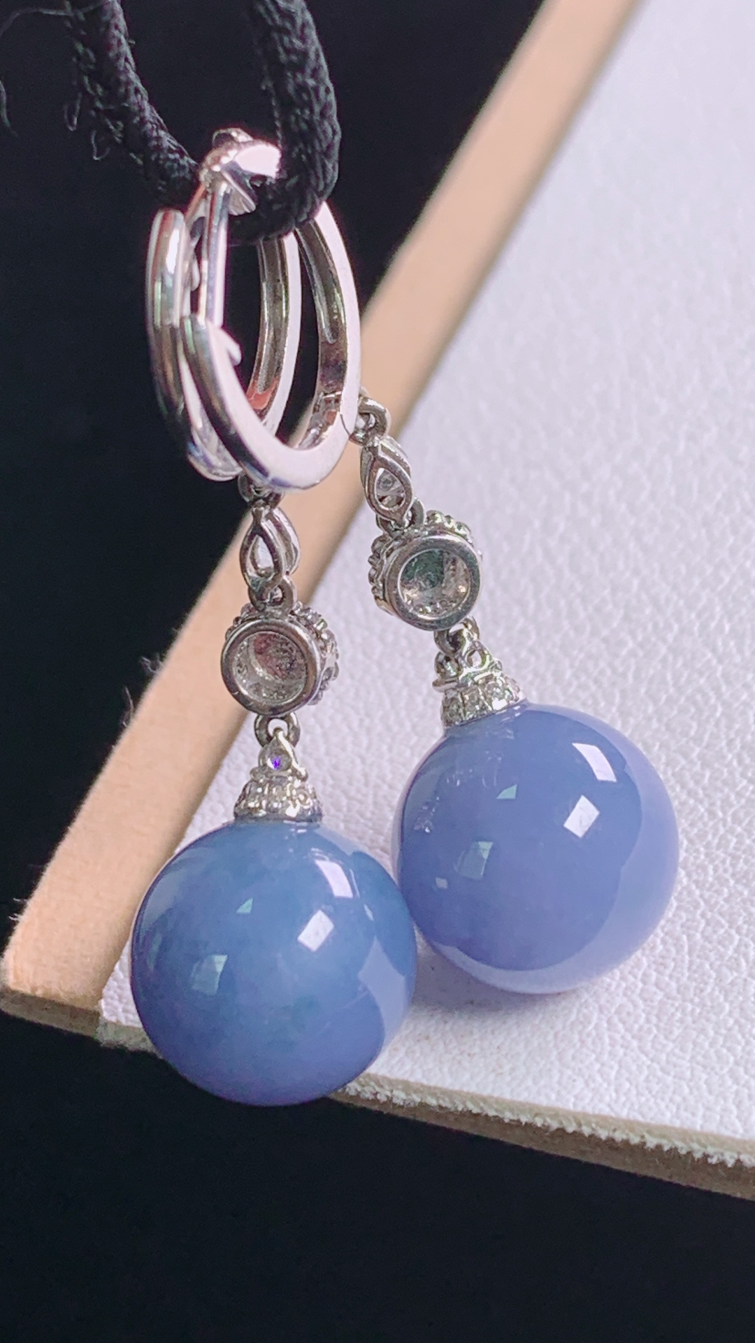 紫罗兰圆珠耳坠，18K真金真钻，紫色浓郁，圆润饱满，无裂，尺寸36.9/11.0mm，20