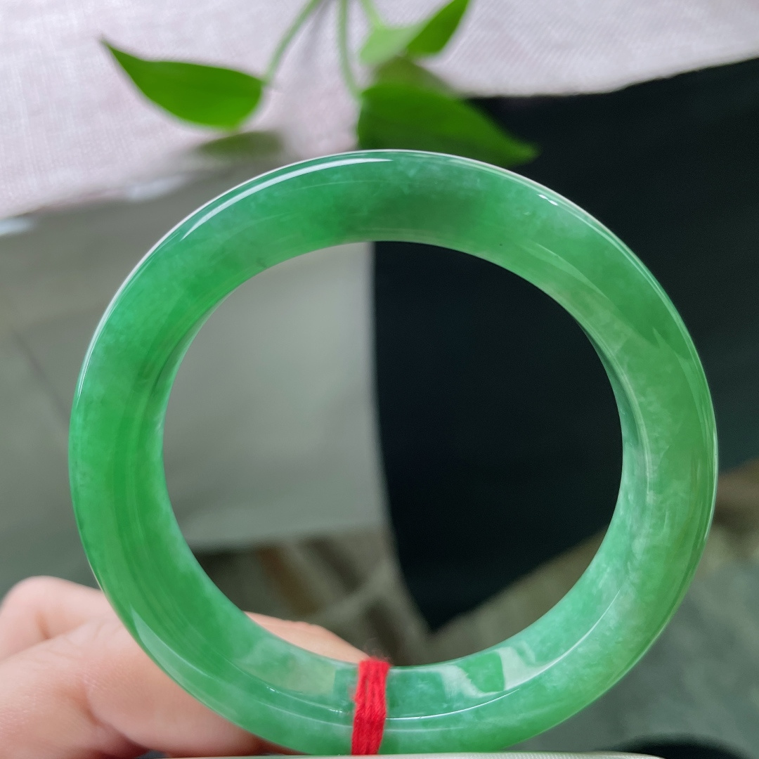 53.8/11.5/8.7绿底正圈，佩戴于腕间的东方哲学——内敛中见丰盈，流转中守圆满。皮纹，ss51702a