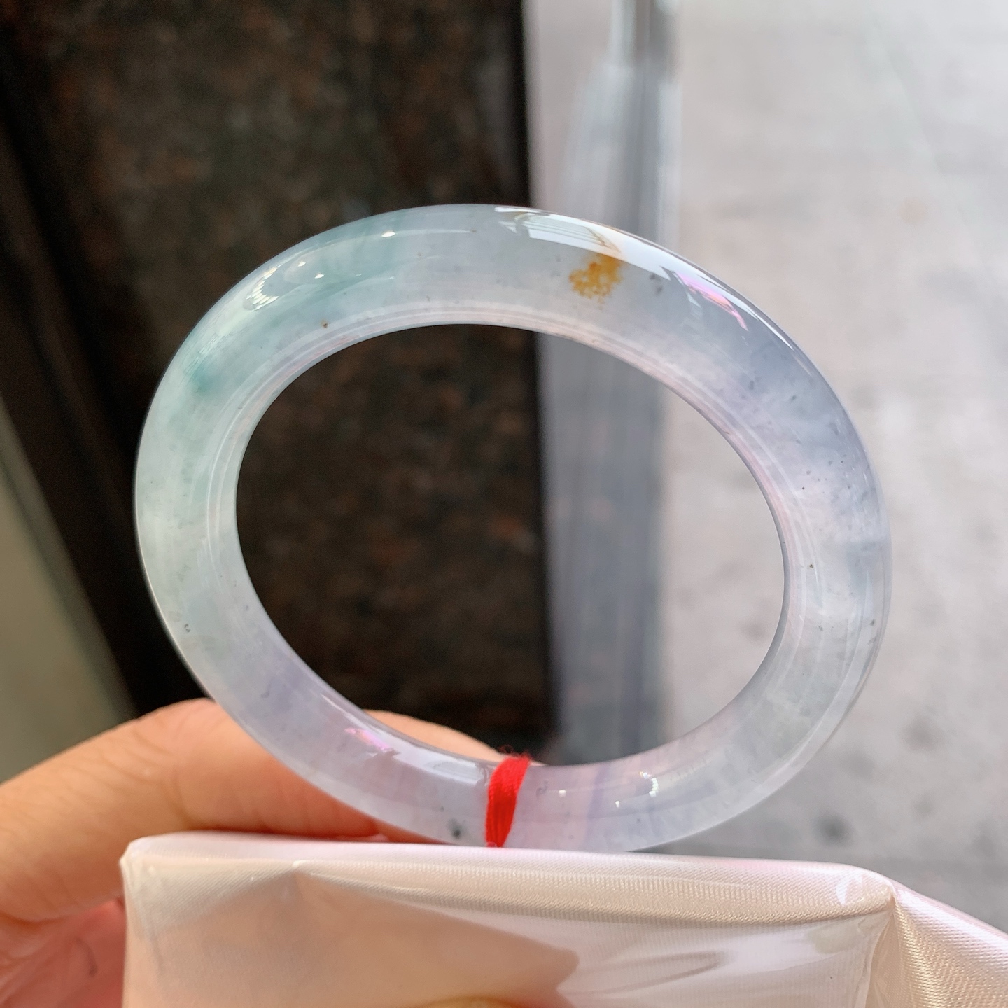 圆条冰种带黄翡，无裂，尺寸：52.3/9.2/9