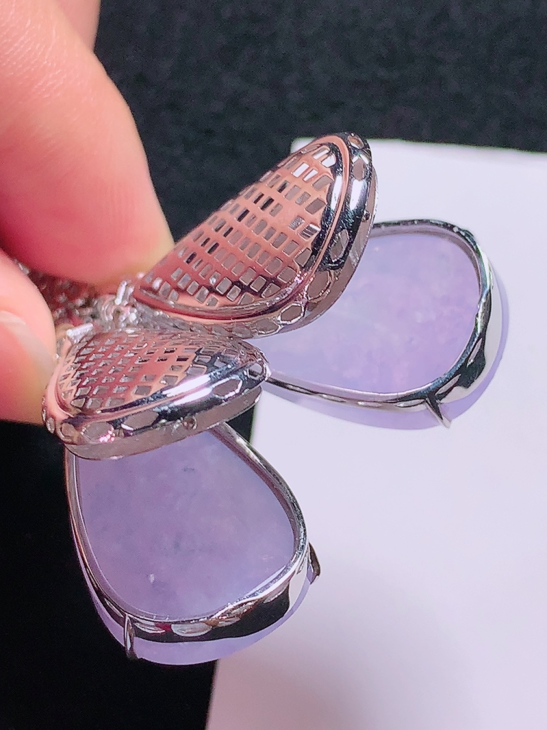 ️18k金镶嵌冰种紫色大水滴耳坠，种老水头好，又冰又润，饱满无裂：56.2/15.9/8.4mm裸石：31.2/15.8/4.6mm，编号