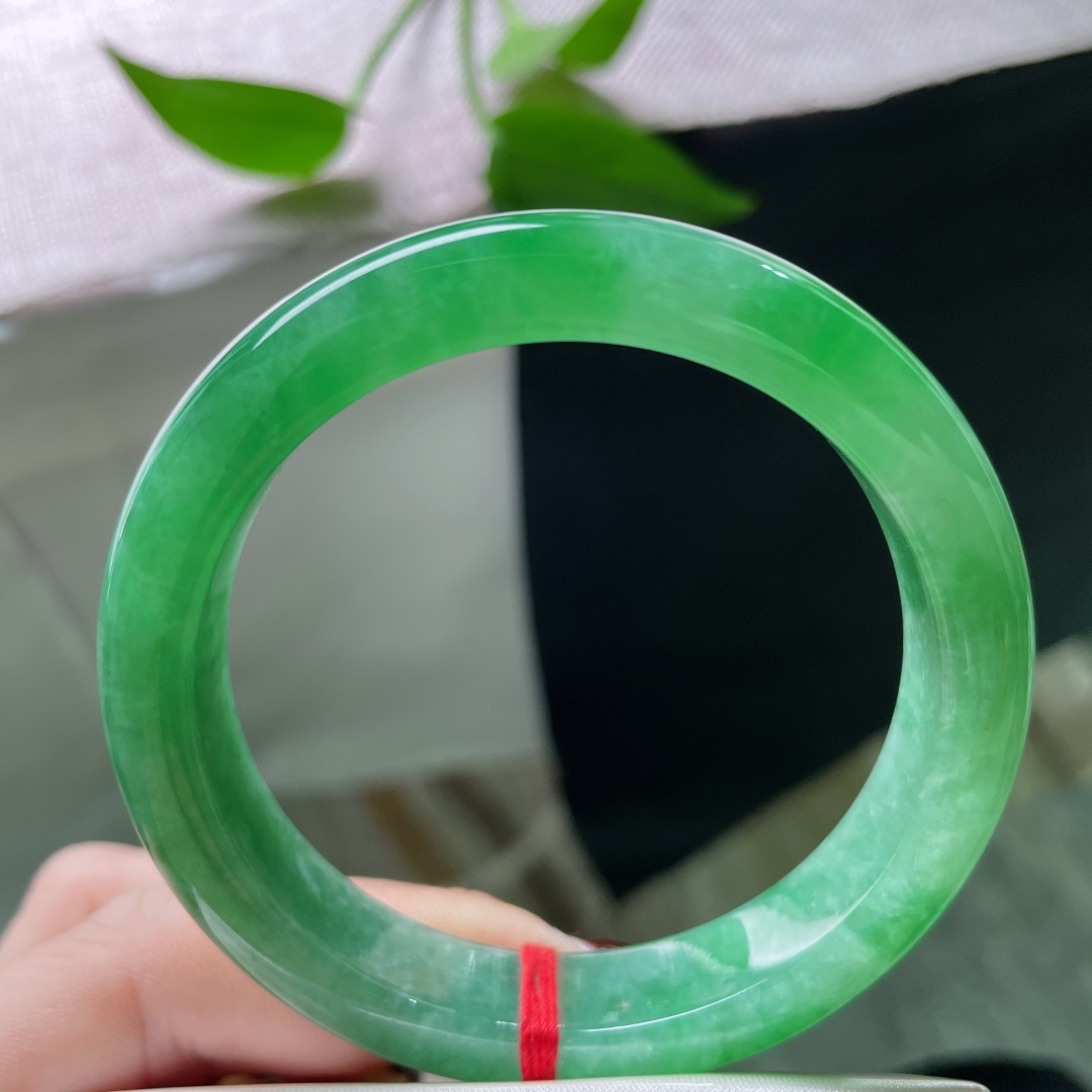 55/11.6/8.4绿底正圈，水头好，一镯碧色，清透入心。经典传承之美，无裂，ss51696a