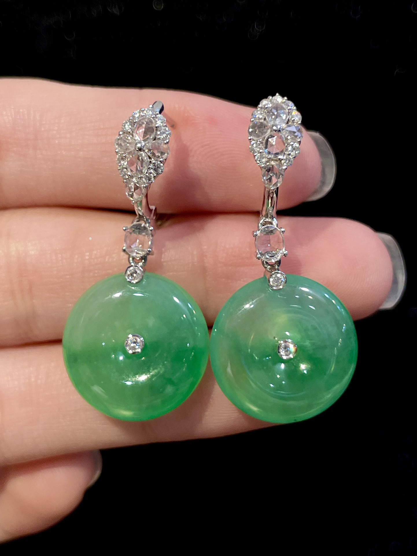 ️ 18K飘绿平安扣耳坠，温润翡翠平安扣，自带清雅飘绿，绿意灵动自然，线条圆润流畅，简约利落设计，尽显东方温婉气质。尺寸：整体34.9/16.3/4.8