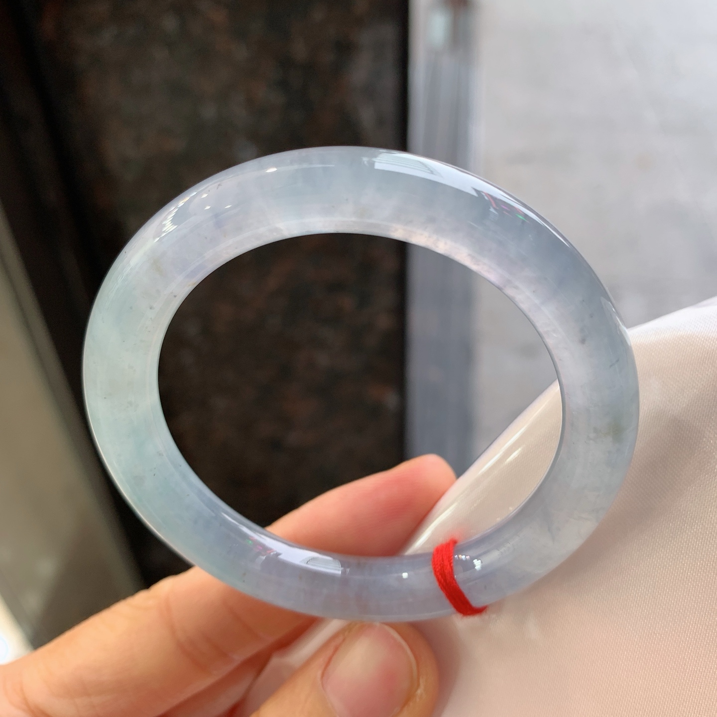 圆条冰种带黄翡，无裂，尺寸：52.3/9.2/9