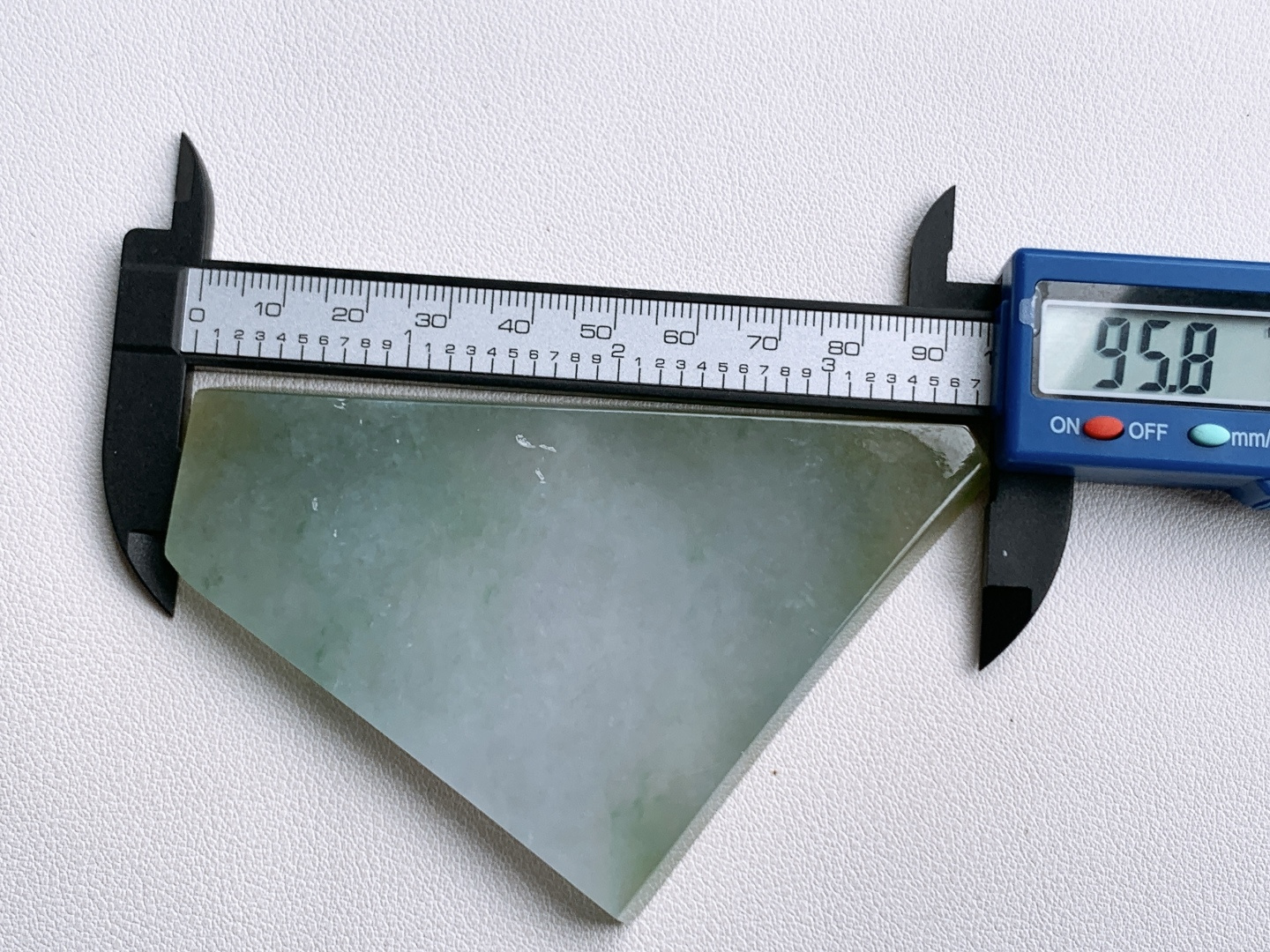 ️冰飘花/牌子料/片料/板料/特色料，可做牌子、人物、山水、动物、花件……等推荐参考，95.8/61.4/7.1，85.9克，材料优选，云栖玉砚，影落清川。此冰飘花料如一方未被惊扰的春日江洲，冰种底质澄澈如练，浅绿底色晕染着春水的柔，飘花似淡云漫过天际，自带浑然天成的禅意。它以开阔的形态诠释着“万象归心，顺势而为”的意趣，每一缕色泽与肌理，都是天地写就的留白，静待匠心点化，便成一方藏纳山河气象的清宁之境。