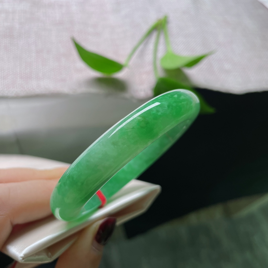 55/11.6/8.4绿底正圈，水头好，一镯碧色，清透入心。经典传承之美，无裂，ss51696a