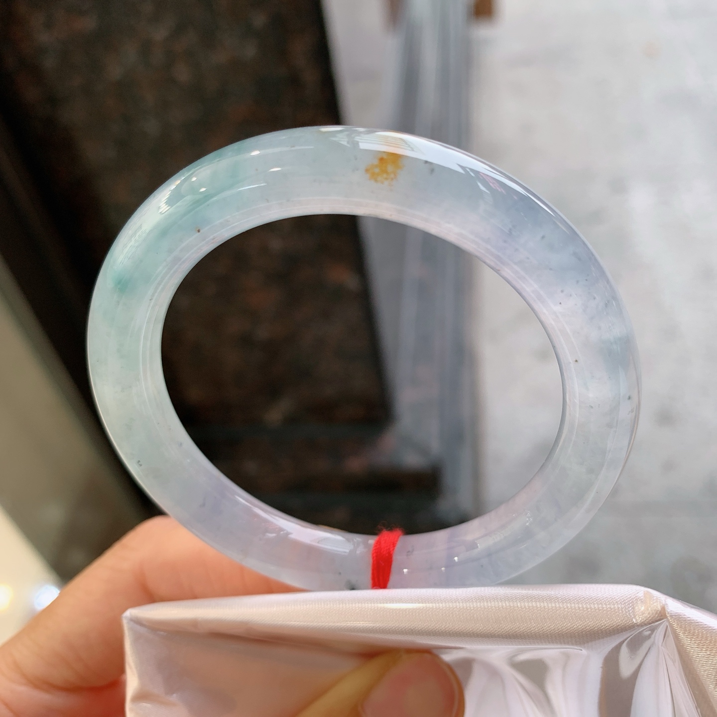 圆条冰种带黄翡，无裂，尺寸：52.3/9.2/9