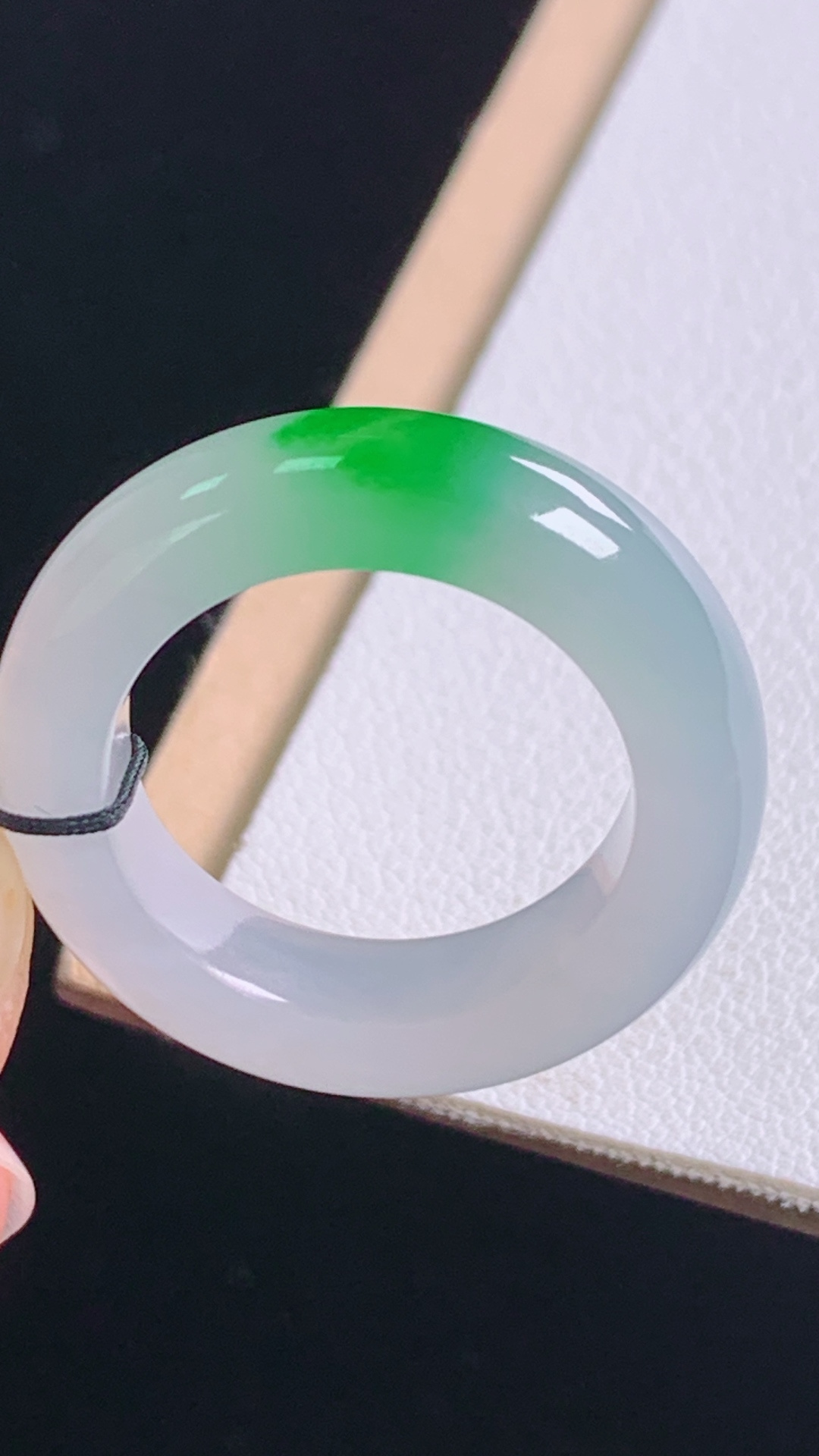 高品质，冰飘绿指环，种色兼备，花色灵动，水润细腻，无裂，尺寸:圈口15/17.4-5.7-4.3mm，编号20