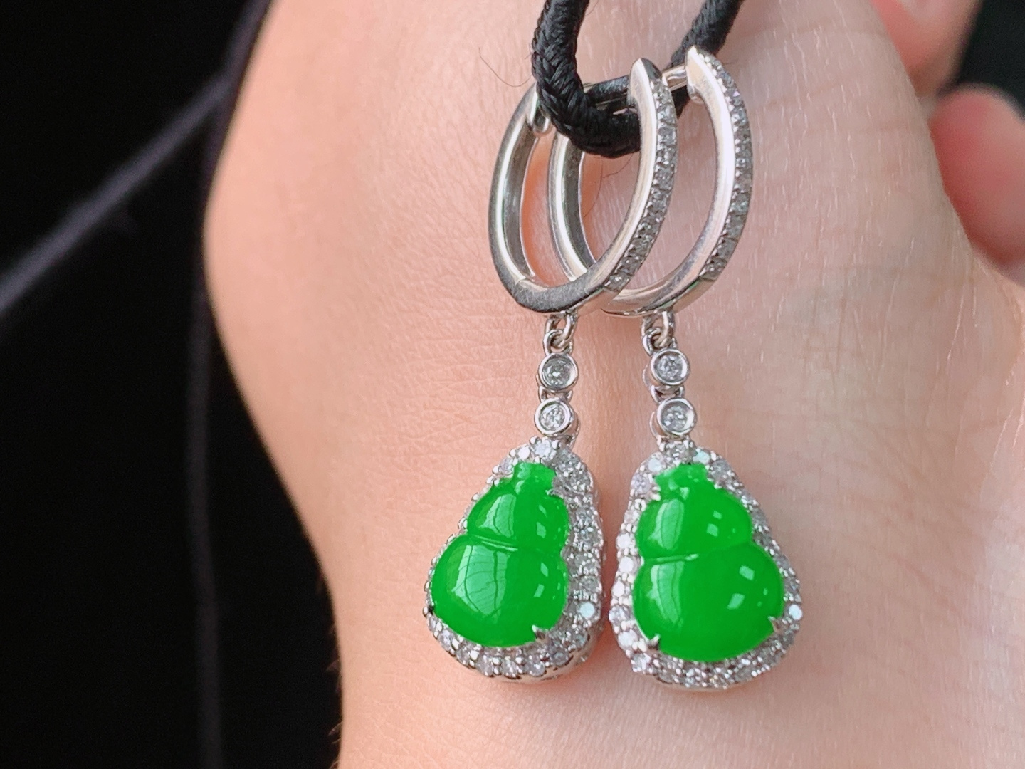 辣绿葫芦耳坠，18K重金镶嵌，色辣色艳，种色兼备，无裂，尺寸30.2/8.7/5.7，裸石8.6/6.6/2.6mm，21