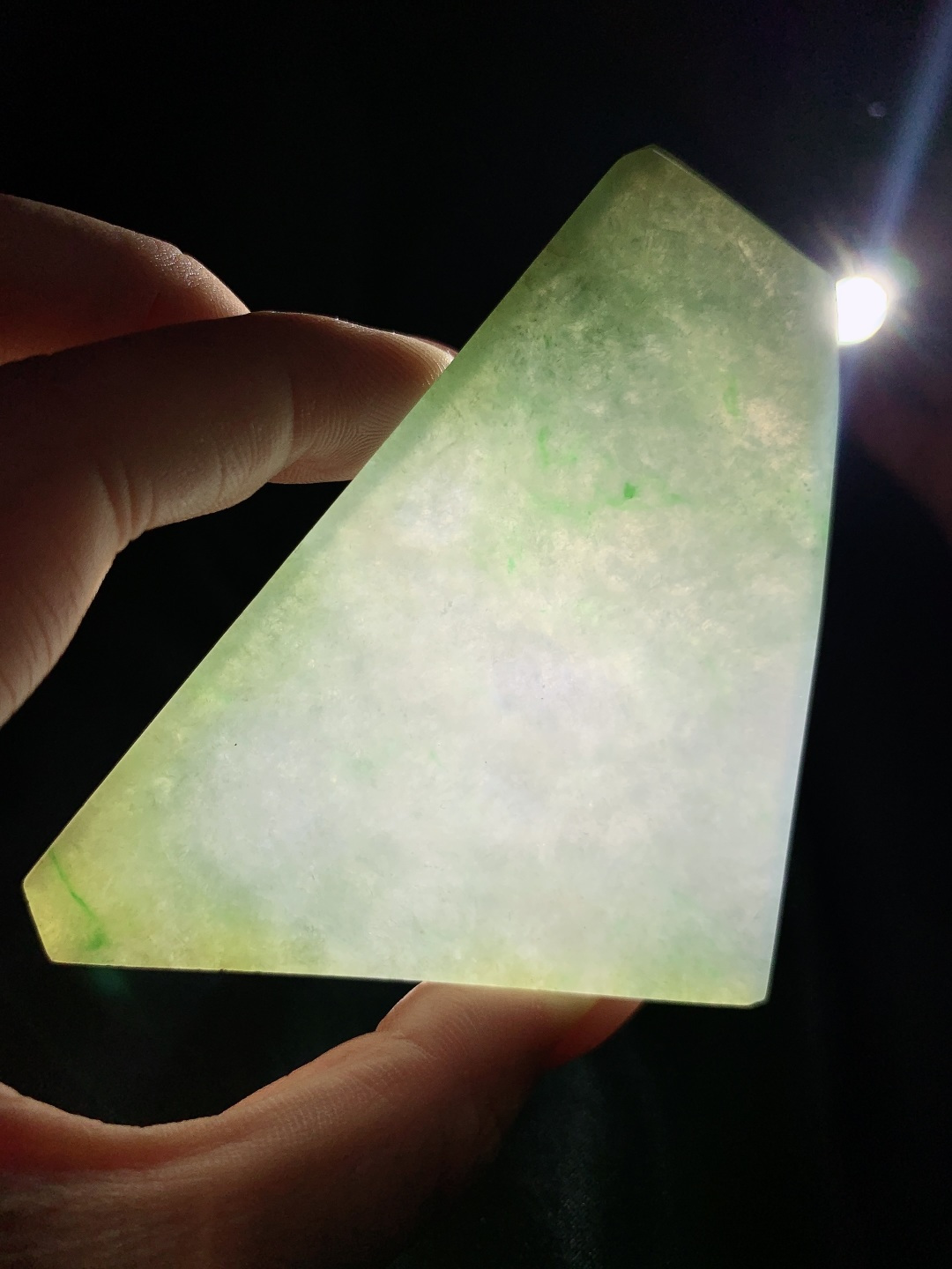 ️冰飘花/牌子料/片料/板料/特色料，可做牌子、人物、山水、动物、花件……等推荐参考，95.8/61.4/7.1，85.9克，材料优选，云栖玉砚，影落清川。此冰飘花料如一方未被惊扰的春日江洲，冰种底质澄澈如练，浅绿底色晕染着春水的柔，飘花似淡云漫过天际，自带浑然天成的禅意。它以开阔的形态诠释着“万象归心，顺势而为”的意趣，每一缕色泽与肌理，都是天地写就的留白，静待匠心点化，便成一方藏纳山河气象的清宁之境。