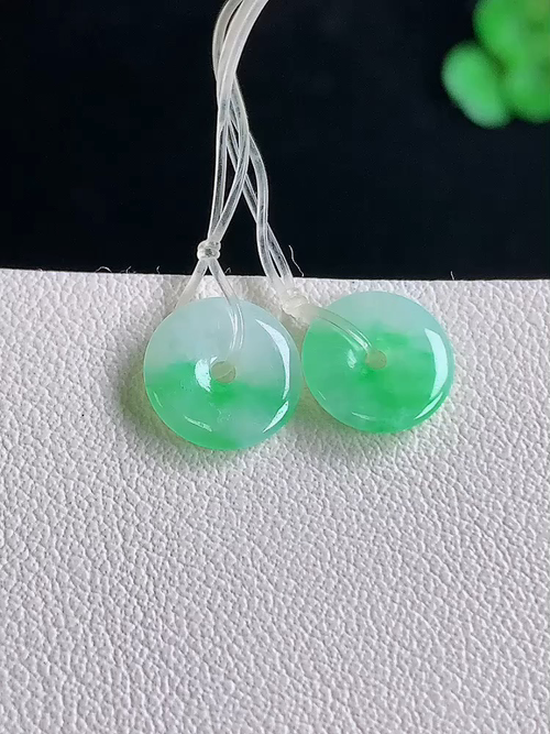  飘绿耳坠，无裂，尺寸8.8/1.4，编号y2318 20