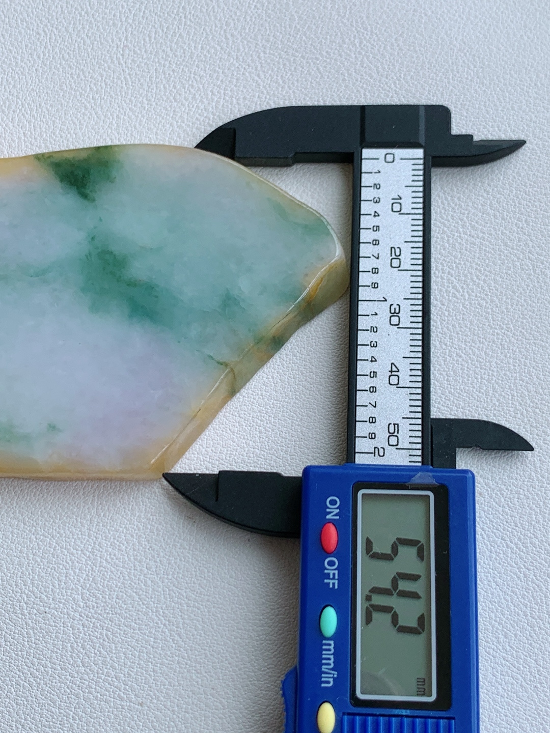 ️冰飘花/冰黄翡/牌子料/片料/板料/特色料，可做牌子、人物、山水、动物、花件……等推荐参考，95.6/54.2/6.9，102.3克，材料优选，紫凝霞彩，翠染云痕，黄融夕照。这方特色料，如将暮春的霞、山涧的云与溪畔的夕照，一同凝于玉间。冰润底色晕染淡紫，飘花似流云漫过，边缘的暖黄如落日轻吻溪岸，清灵中带着三彩交织的层次，将天地间的斑斓意趣，藏进这一方玉料里。