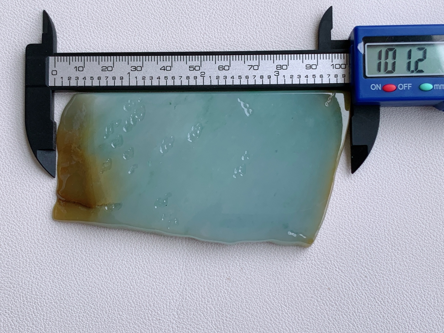 ️冰黄翡/冰晴水牌子料/片料/板料/特色料，可做牌子、人物、山水、动物、花件……等推荐参考，101.2/55/7，102.9克，材料优选，晴水生烟色，黄翡凝暖光。这方冰黄翡料，如将暮春的晴光与浅金融于玉间，冰润的底色漾着远山淡青，边角的暖黄似夕照落溪，清润中带着温柔的暖意，将山野晨昏的灵秀，都凝于这一方方寸之间。