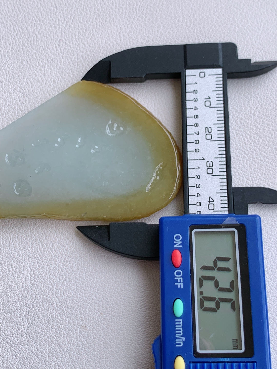 ️冰黄翡/牌子料/片料/板料/特色料，可做牌子、人物、山水、动物、花件……等推荐参考，64.5/42.6/6.3，38.4克，霜凝冰魄里，暖染玉脂边。如将初雪融于溪畔，又落一抹夕照染边，这方冰黄翡料自带清冷与暖柔交织的禅意。冰底莹润似霜，边缘的暖黄似落日轻吻溪岸，清宁中藏着温柔暖意，将山野晨昏的意趣凝于方寸之间。