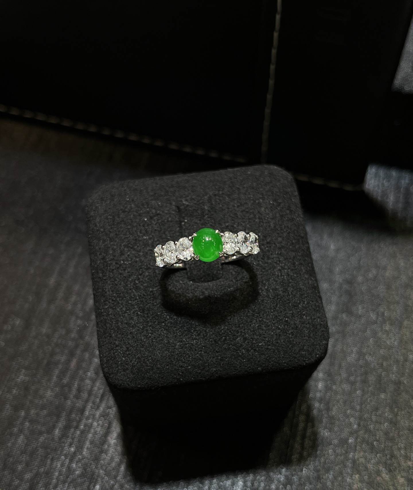 种好满色裸镶蛋面耳钉，戒指（一套价）
尺寸看图一
18k金镶嵌..