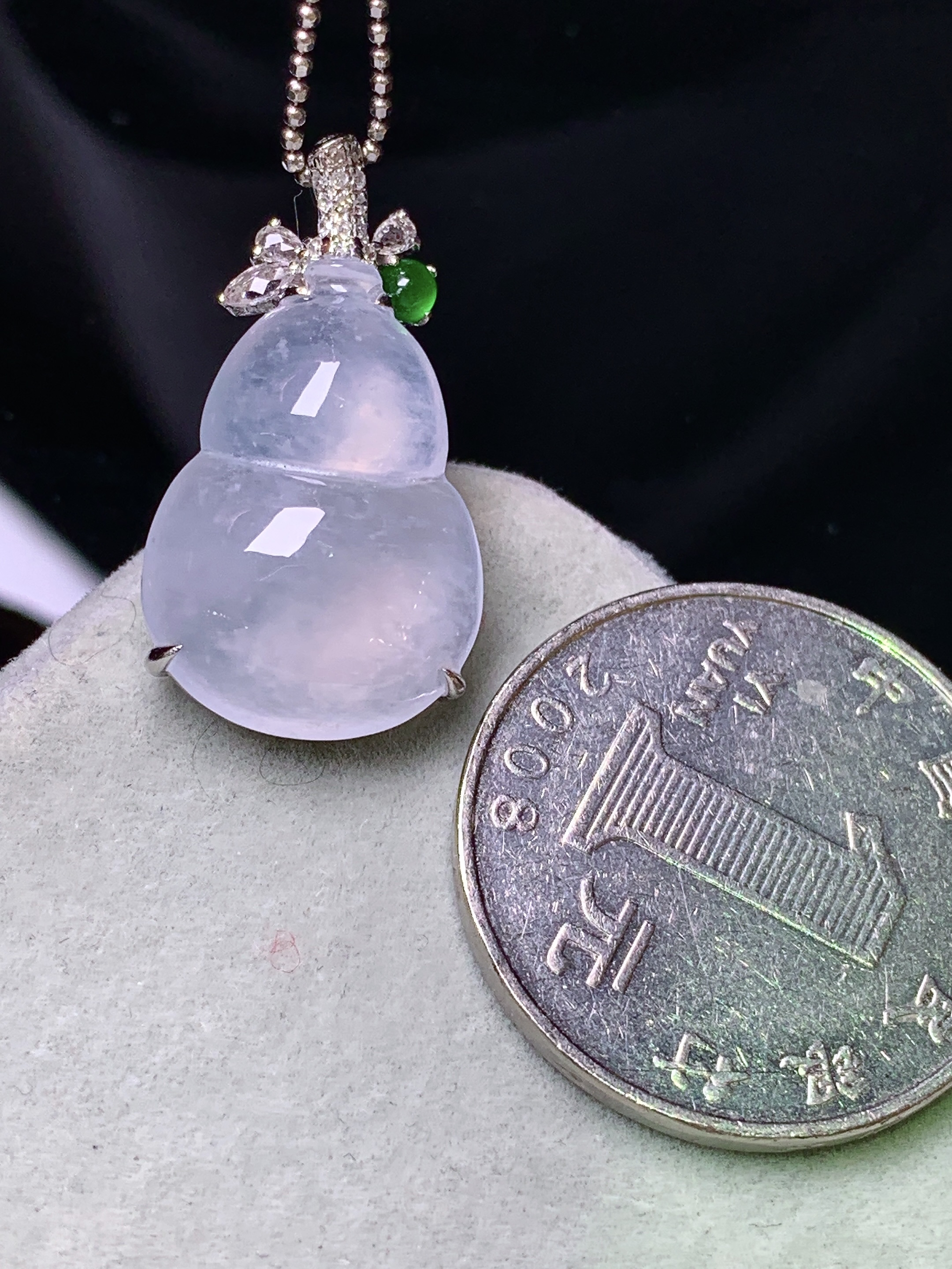 18k金钻镶嵌冰种葫芦吊坠 玉质细腻 色泽艳丽清新 水润亮眼 整体尺寸25.8*14*7yz