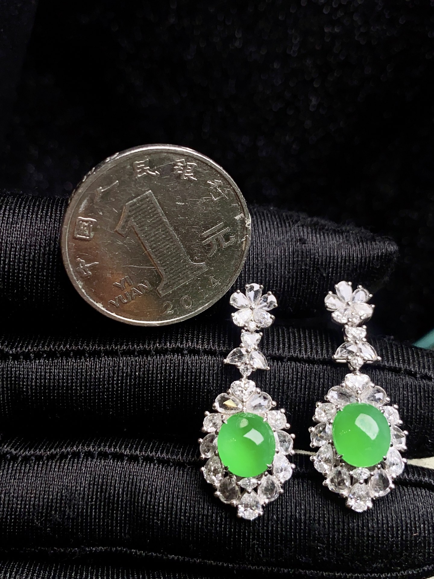 ️阳绿 蛋面耳坠，18k金镶：31.1*13.1*8.8，裸石：7.1*7.2*3.8