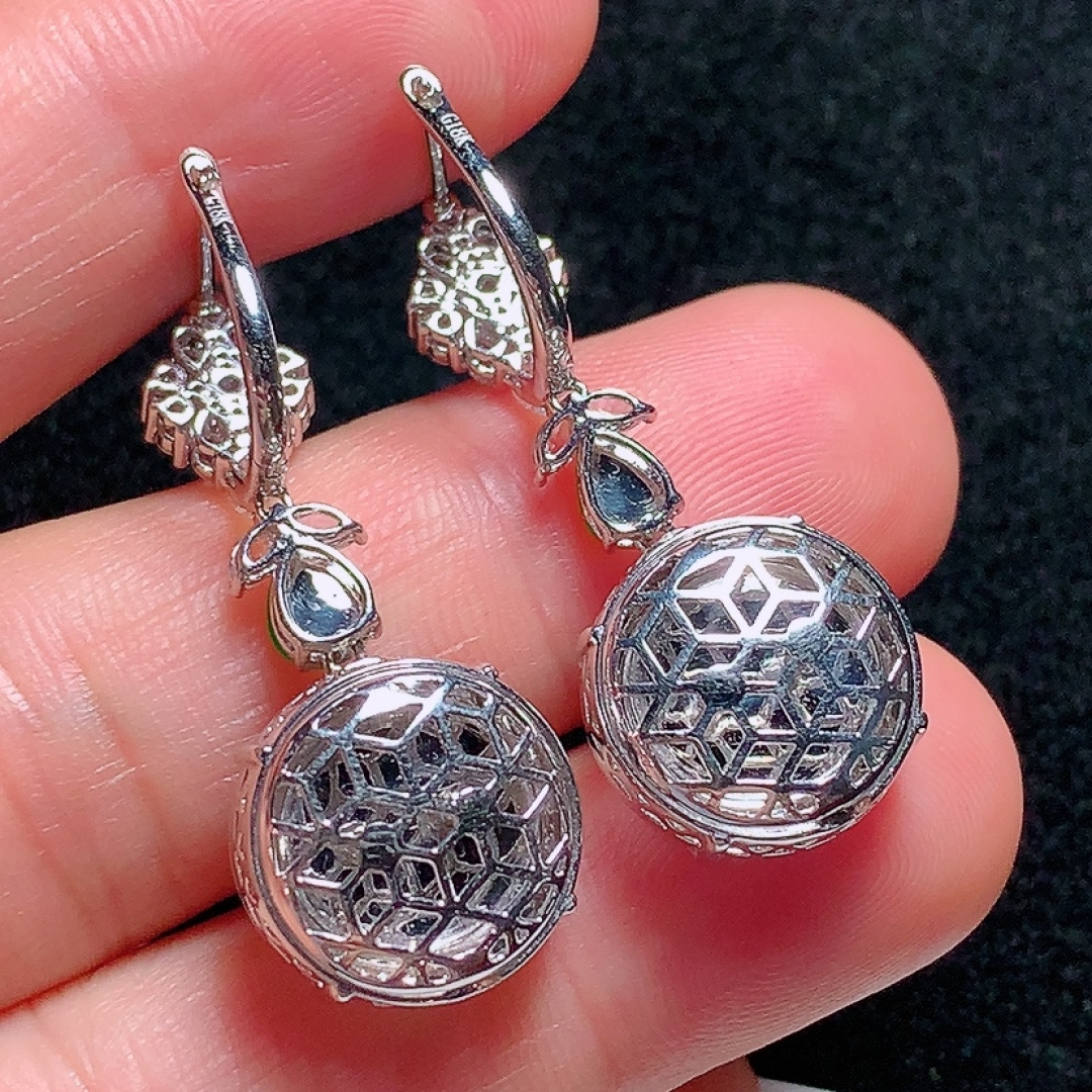 ️18k金镶嵌冰种高质量平安扣耳坠，种老水头好，又冰又润，饱满无裂：35.4/14.1/7.4mm裸石：13.9/2.4mm，编号