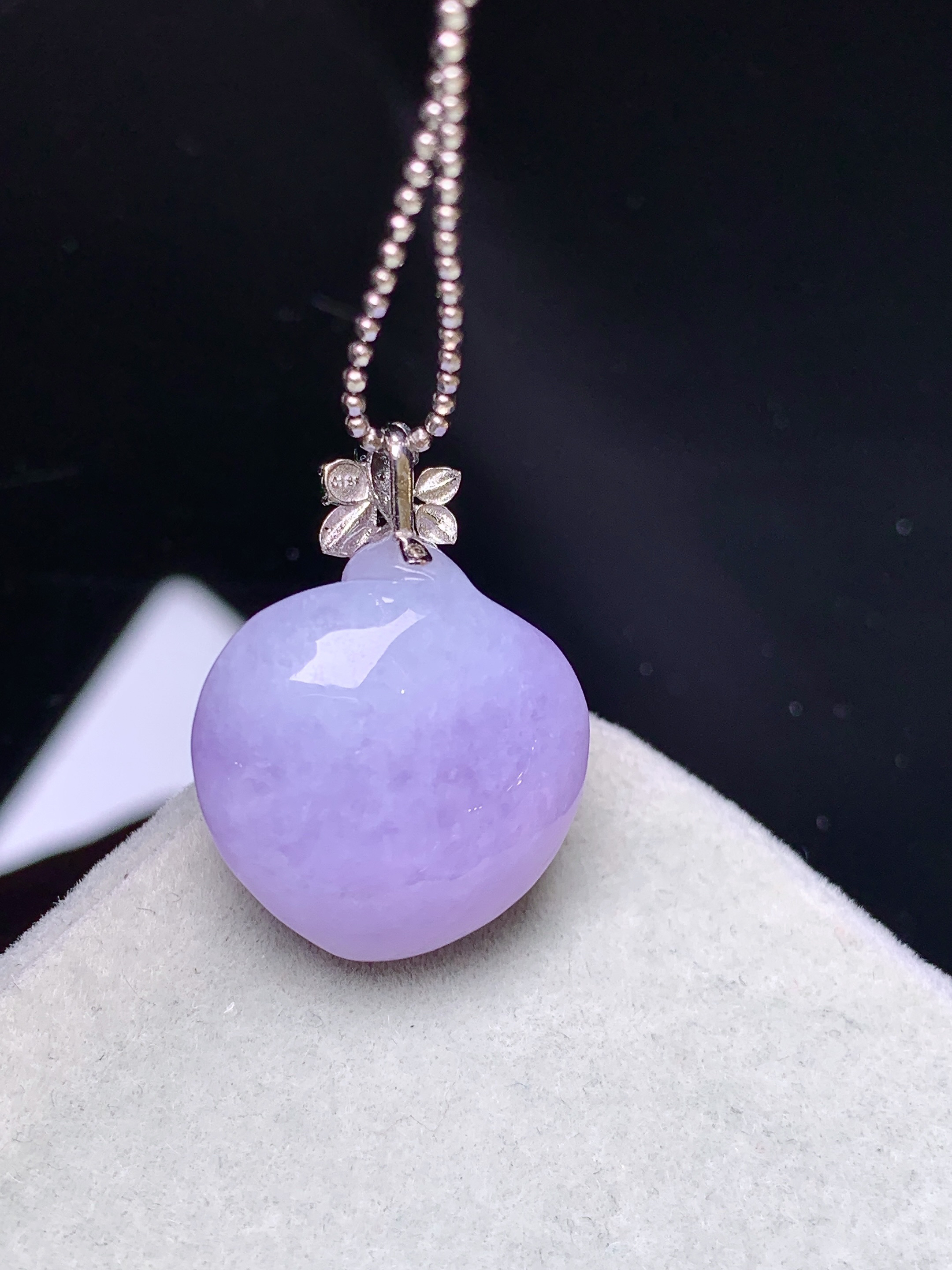 18k金钻镶嵌紫罗兰寿桃吊坠 玉质细腻 色泽艳丽清新 水润亮眼 整体尺寸22.5*16.3*10.6L4