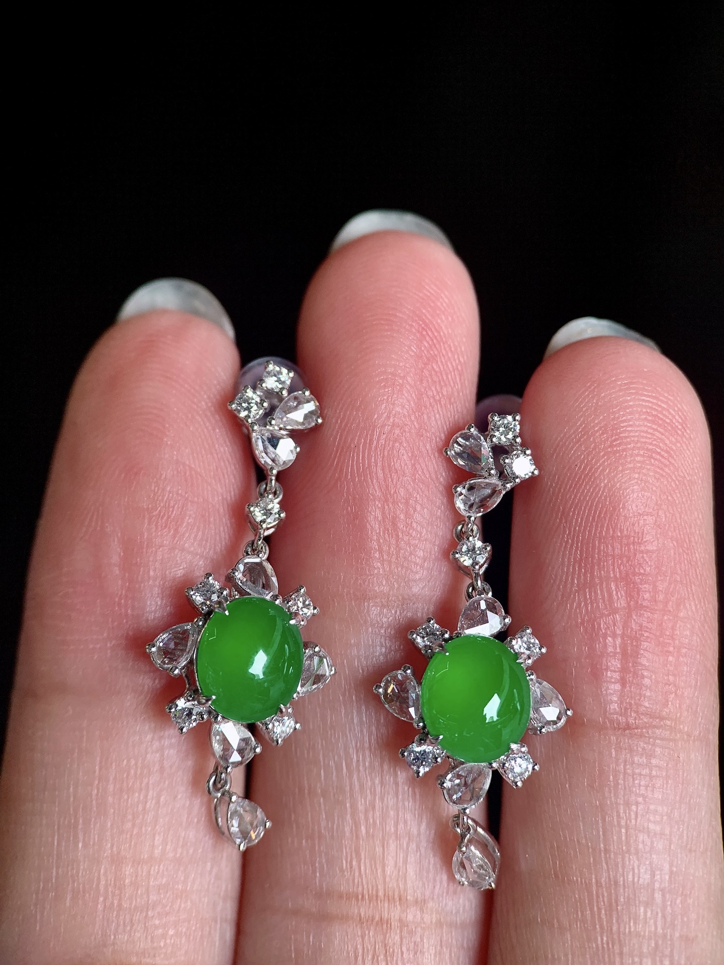 ️ 18k金镶嵌绿蛋面耳坠，灵动摇曳，诠释东方雅致，尺寸30.2×12×6.5，裸石7.3×7×2.4