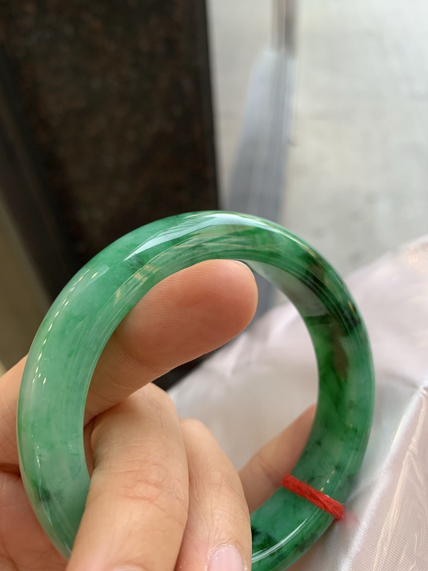 正圈满色，表皮微瑕疵，尺寸：58.3/13.5/10，色辣