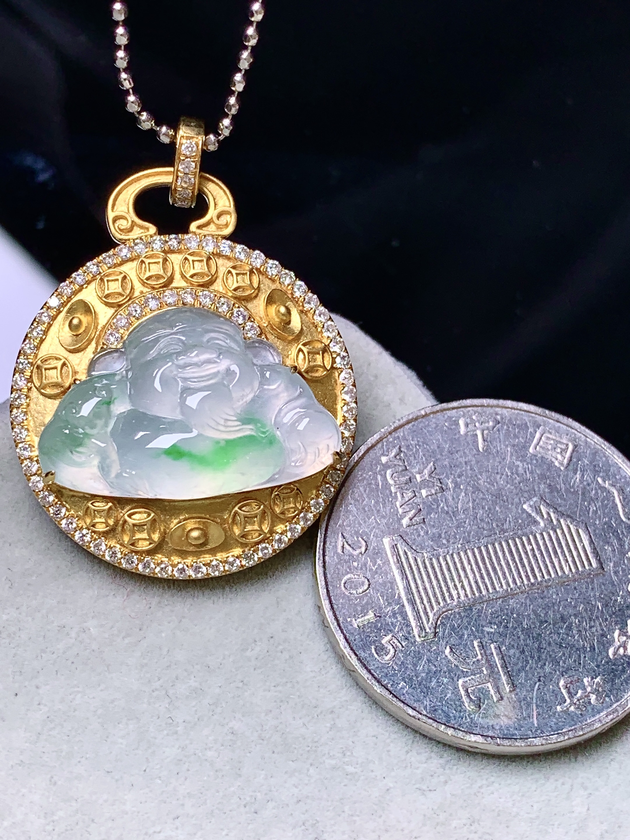 18k金钻镶嵌冰种飘绿佛公吊坠 玉质细腻 色泽艳丽清新 水润亮眼 整体尺寸29.5*22.6*7.2m2