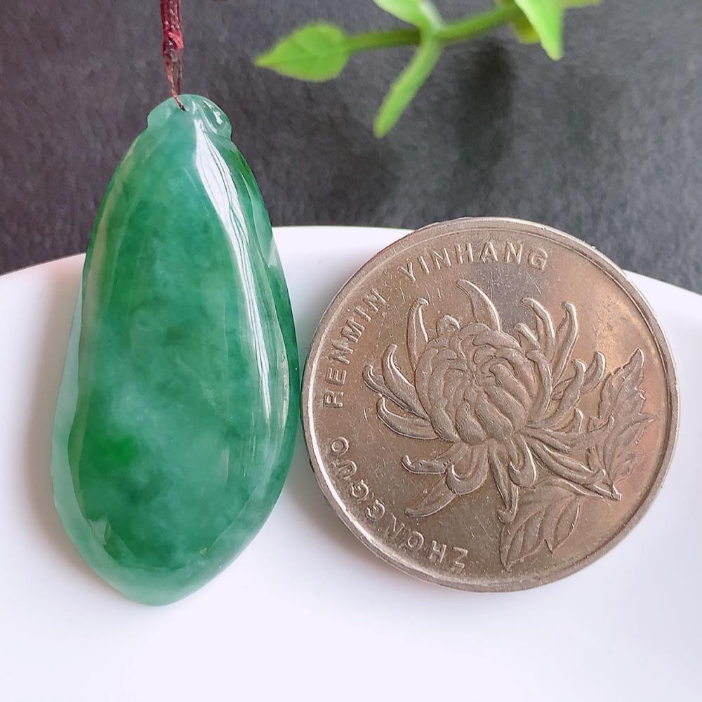 冰润福瓜翡翠吊坠，呱呱来财，福气满满的美好寓意，清新自然  沁人心脾，造型独特，清秀高雅  W357.22尺寸：34-15.8-5mm