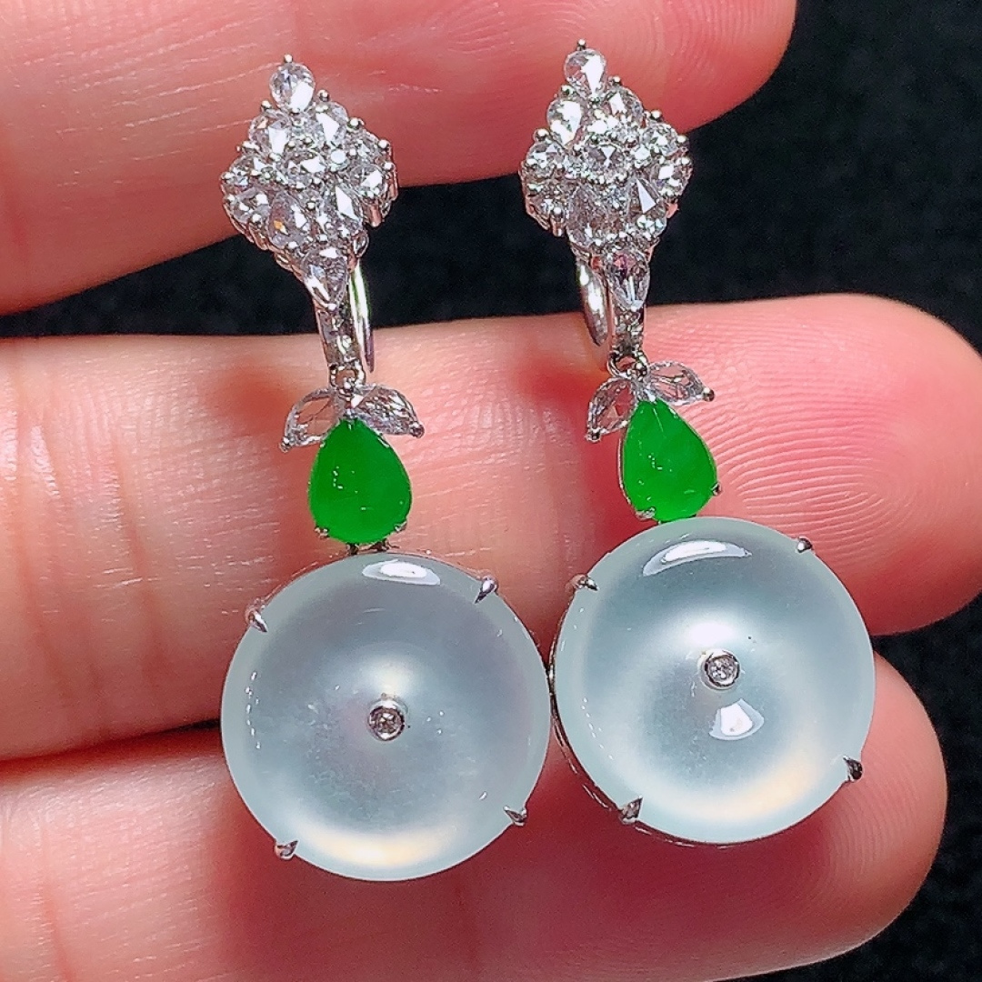 ️18k金镶嵌冰种高质量平安扣耳坠，种老水头好，又冰又润，饱满无裂：35.4/14.1/7.4mm裸石：13.9/2.4mm，编号