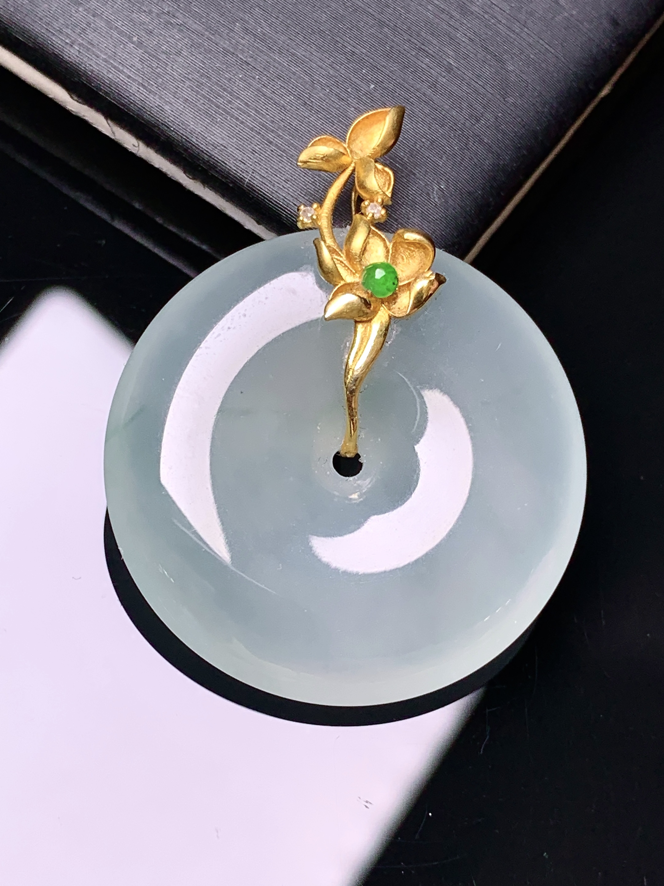 18k金钻镶嵌冰种平安扣吊坠 玉质细腻 色泽艳丽清新 水润亮眼 整体尺寸34*27.3*5.7yz