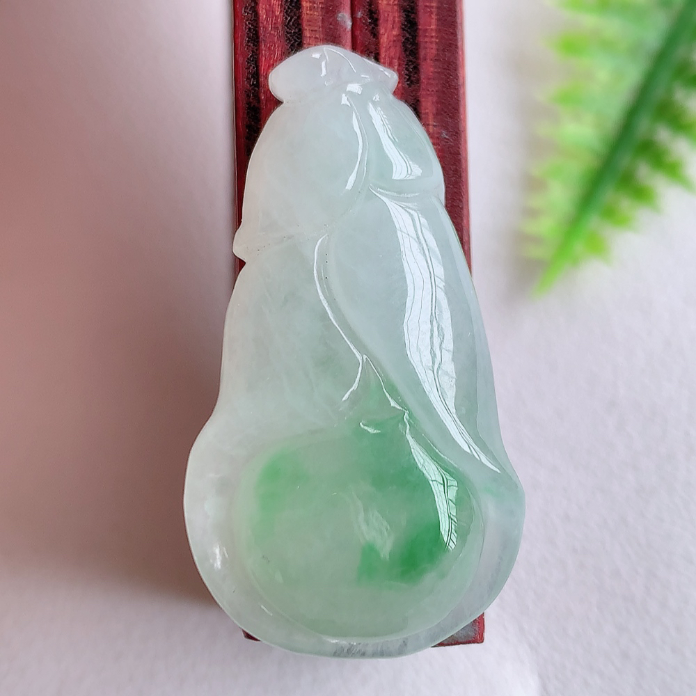 冰润飘花白菜吊坠  玉质细腻，巧雕白菜，叶脉纹理细密，饱和紧密;茎叶粗壮有力，白菜”音通“百财”，“玉”通“遇”，合起来就是“遇百财”之意，寄予事业生活中财源广进，一帆风顺 W357.22尺寸：34.5-18.5-7.6mm