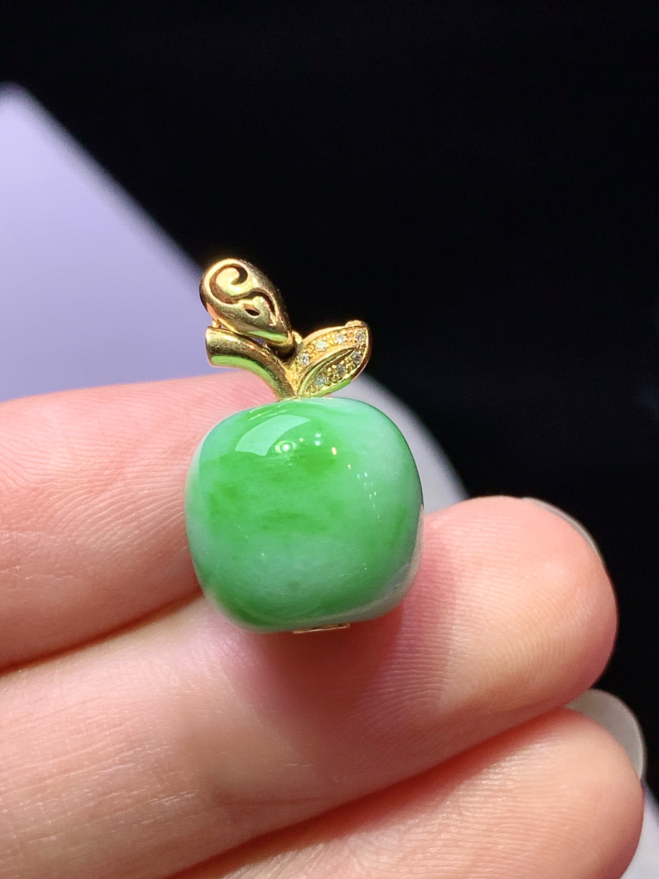 18k金钻镶嵌飘绿苹果吊坠 玉质细腻 色泽艳丽清新 水润亮眼 整体尺寸20.3*12.8*11.8b