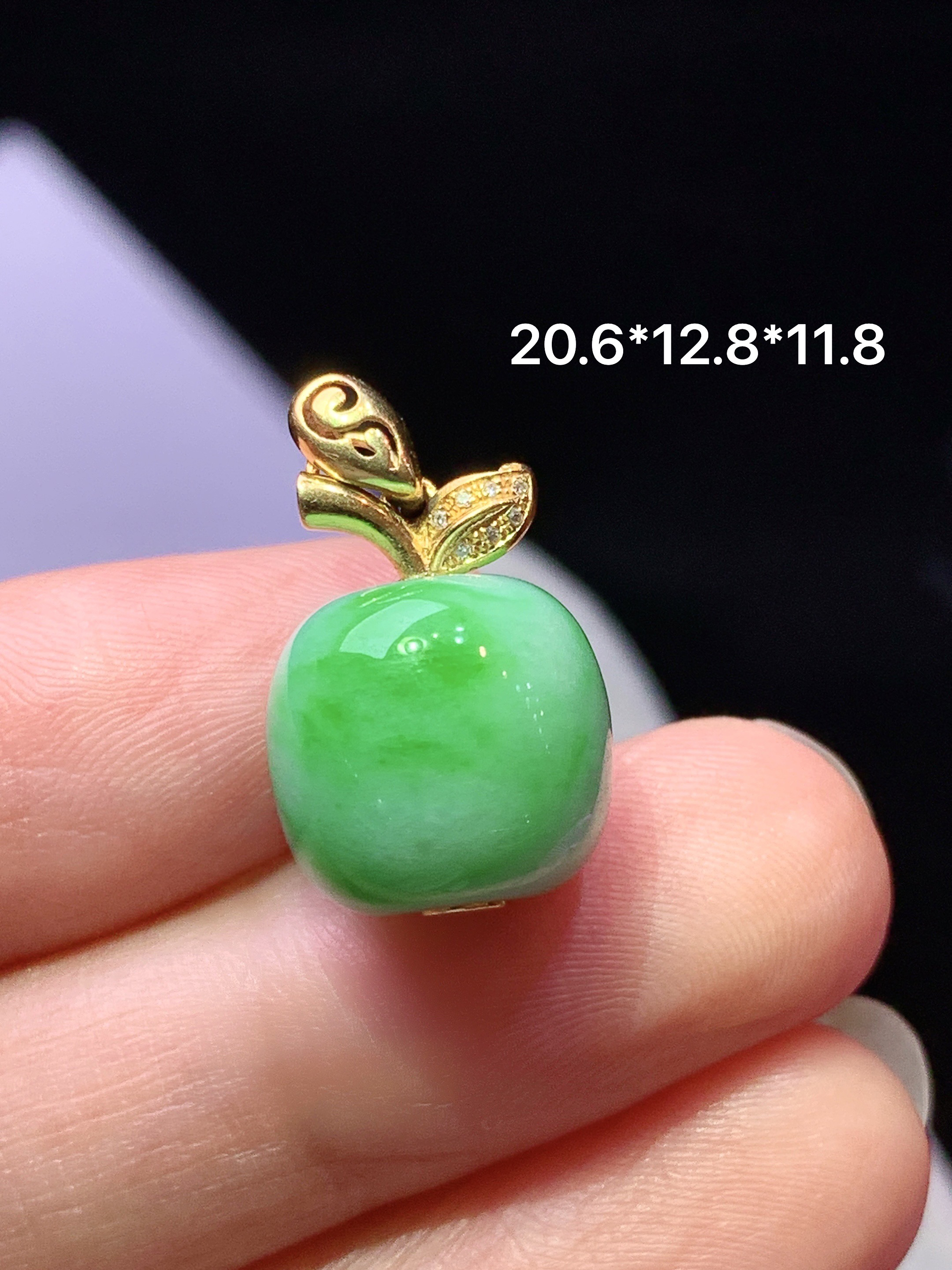 18k金钻镶嵌飘绿苹果吊坠 玉质细腻 色泽艳丽清新 水润亮眼 整体尺寸20.3*12.8*11.8b1