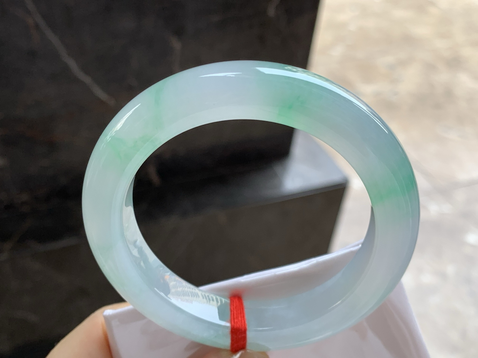 60-12.1-11.2

冰种带色大圈口手镯^_^有种有色～品质大圈口