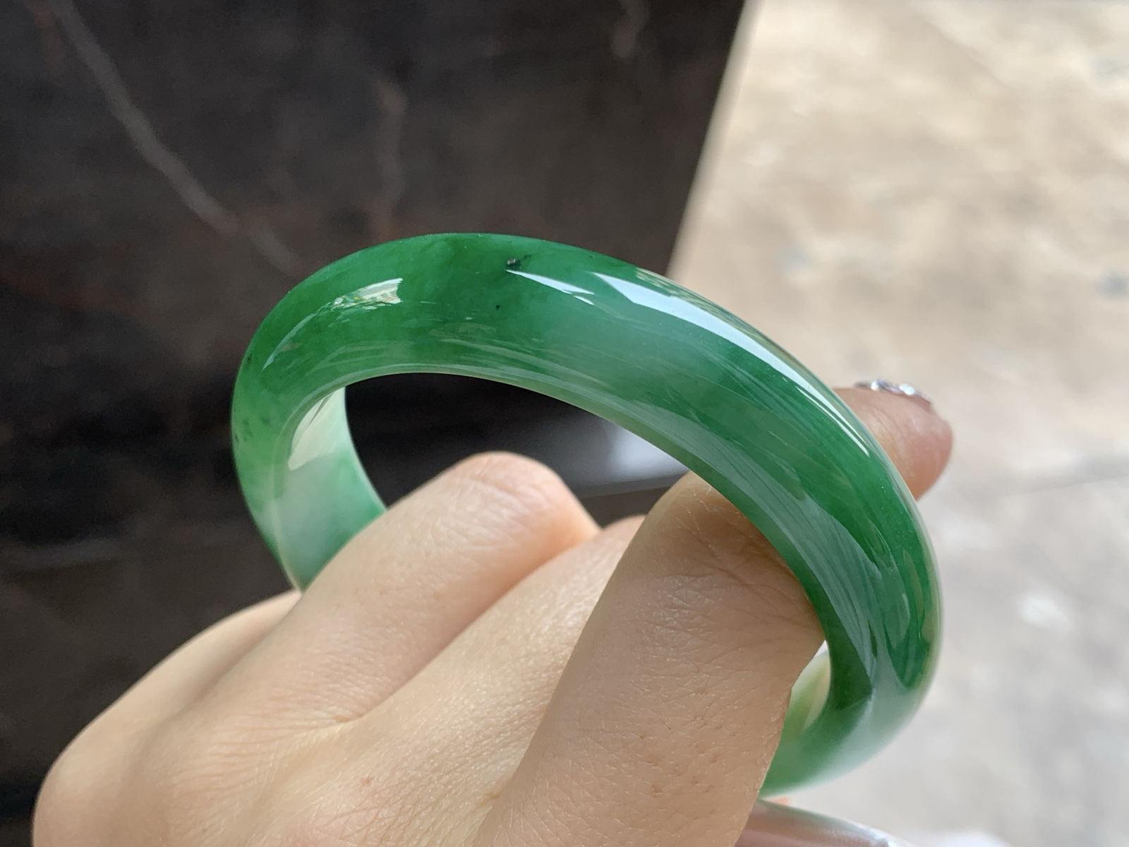 52-12.7-8

辣绿色手镯^_^底子细腻 绿色浓郁大气