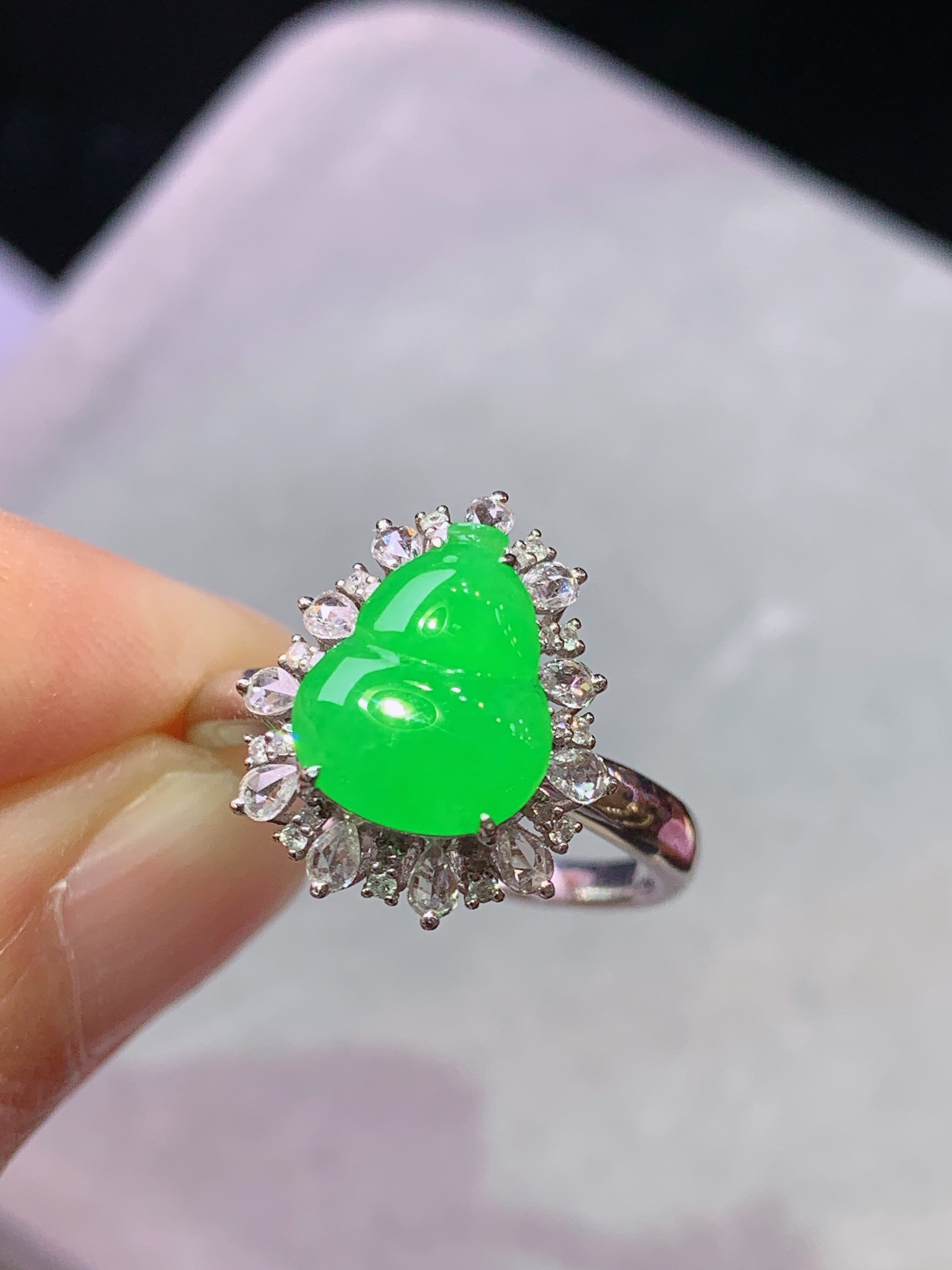 18k金钻镶嵌冰阳绿葫芦戒指 玉质细腻 色泽艳丽清新 水润亮眼 圈口15整体尺寸15.3*13*8.8j3