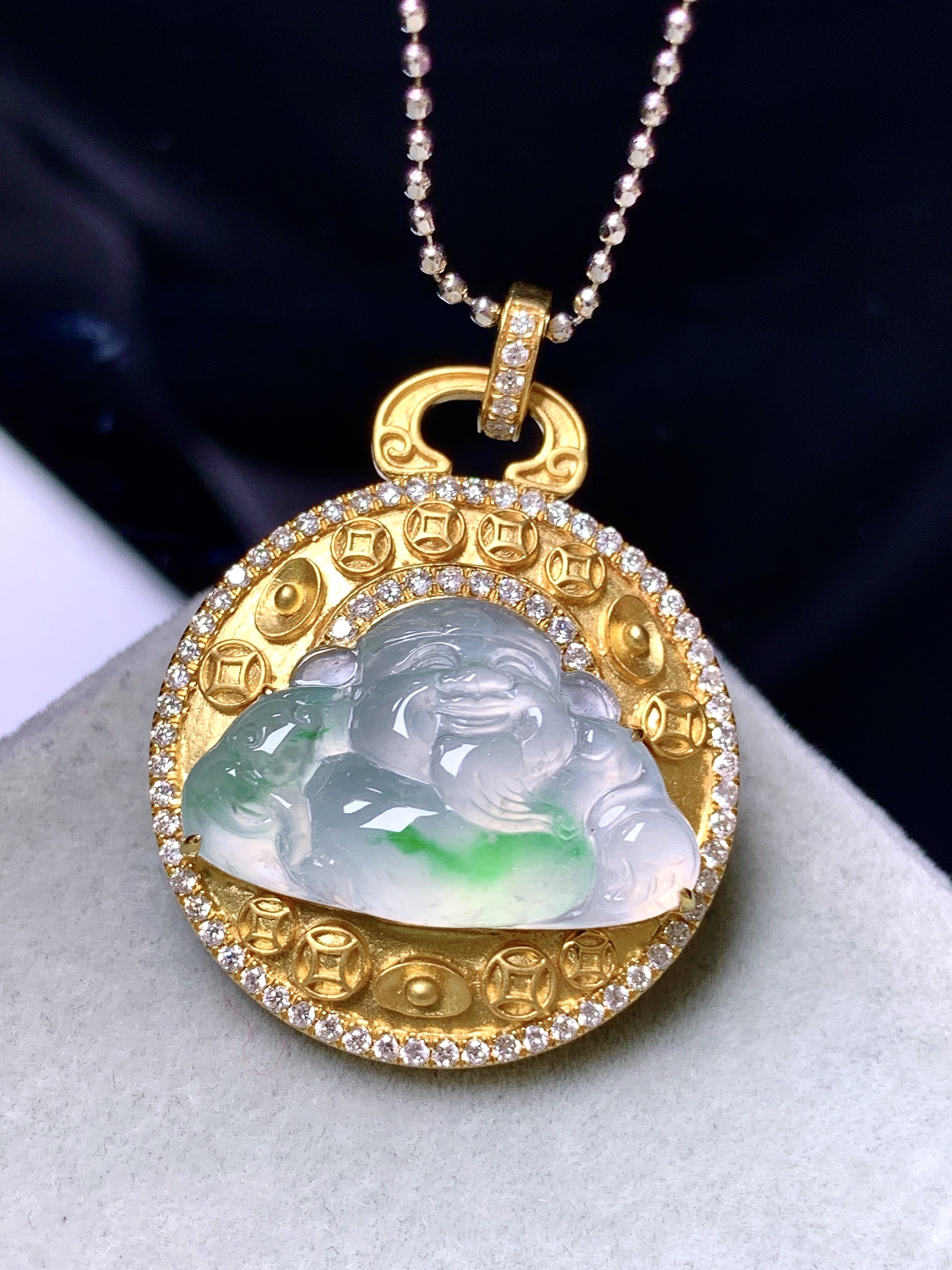 18k金钻镶嵌冰种飘绿佛公吊坠 玉质细腻 色泽艳丽清新 水润亮眼 整体尺寸29.5*22.6*7.2m2