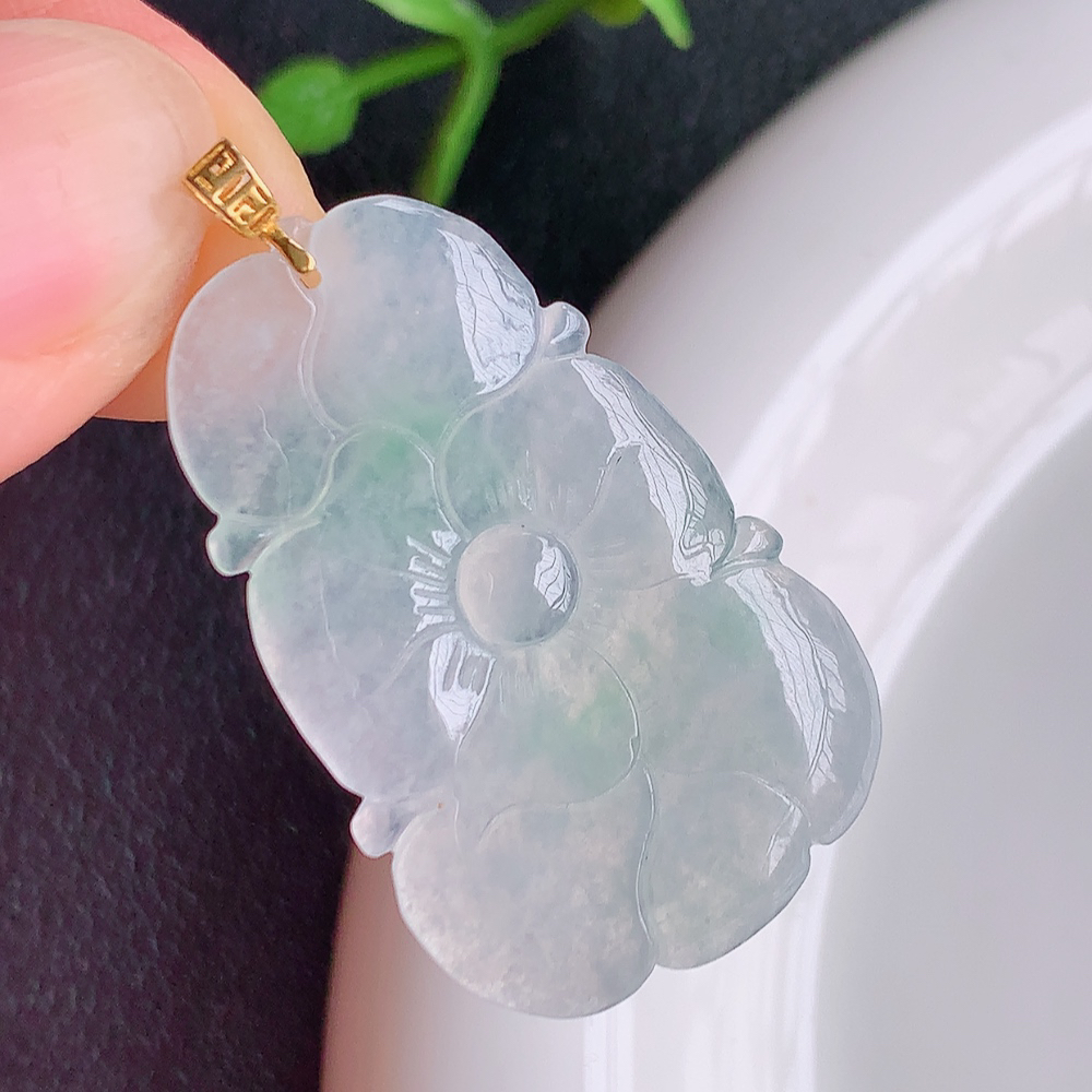 18k金扣冰润飘花荷叶吊坠  荷叶花开富贵，水为财，愿人生如鱼得水”俏色巧雕，清秀高雅，线条流畅优美