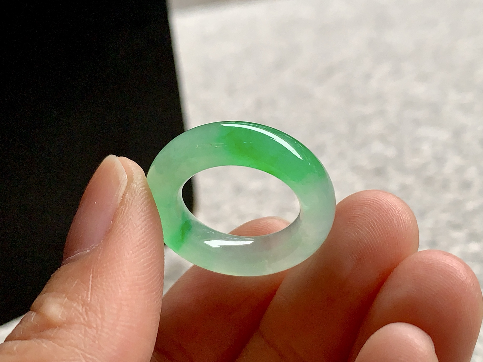 ️ 手指间一抹绿•翡翠戒圈，尺寸6.1×5.1内径16.4圈口11