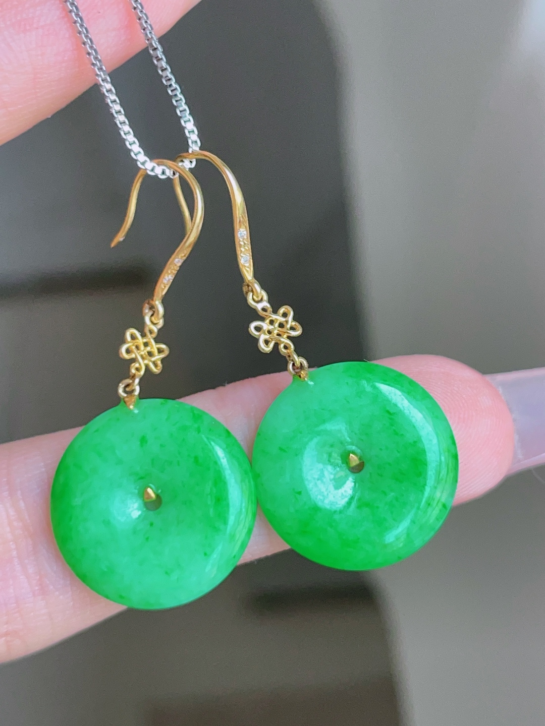 ️ 冰阳绿平安扣耳坠，色泽鲜艳，种老水润，18k金镶嵌 33/16.1/3
