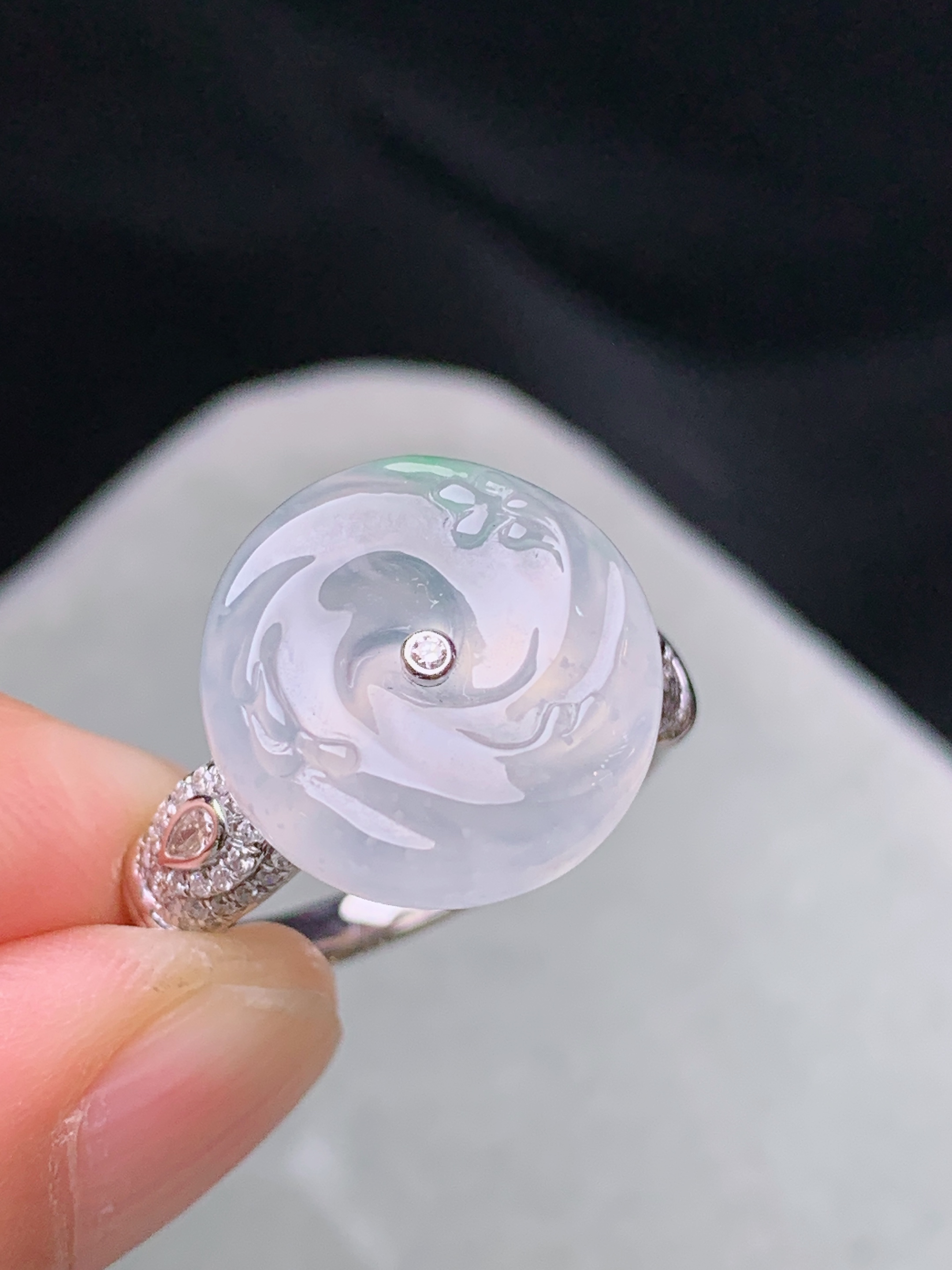 18k金钻镶嵌冰种平安扣戒指 玉质细腻 色泽艳丽清新 水润亮眼 圈口14 整体尺寸14*5.8m5