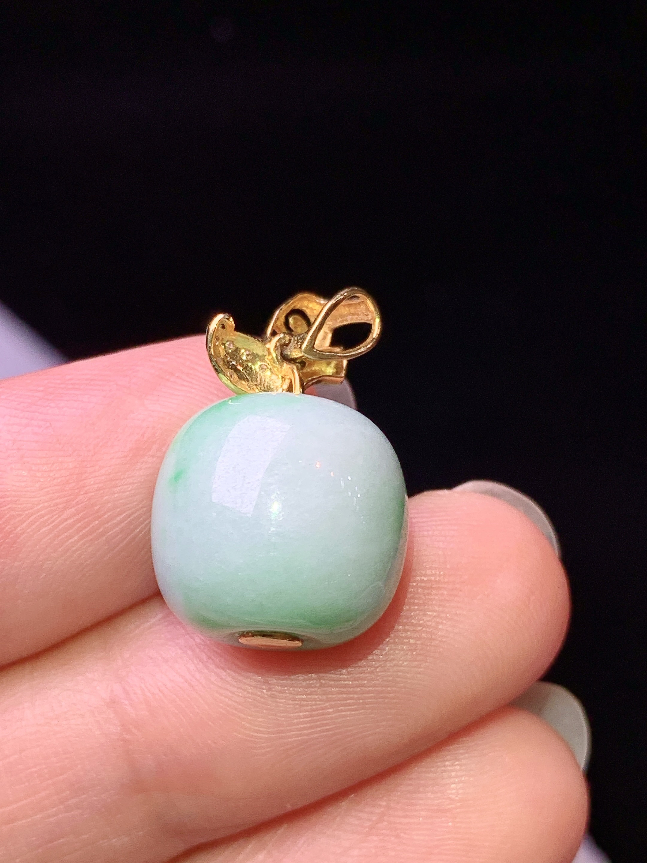 18k金钻镶嵌飘绿苹果吊坠 玉质细腻 色泽艳丽清新 水润亮眼 整体尺寸20.3*12.8*11.8b1