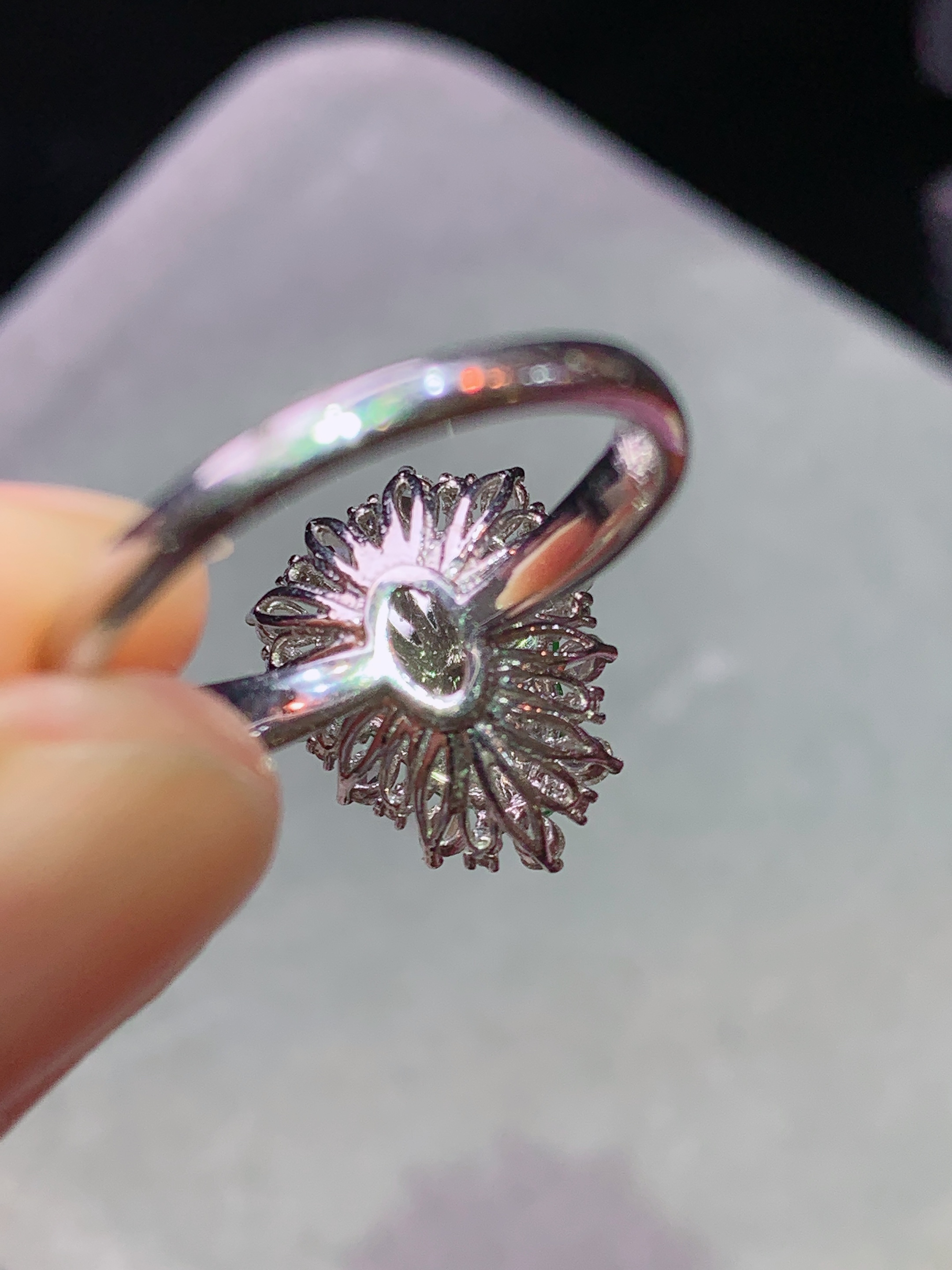 18k金钻镶嵌冰阳绿葫芦戒指 玉质细腻 色泽艳丽清新 水润亮眼 圈口15整体尺寸15.3*13*8.8j3