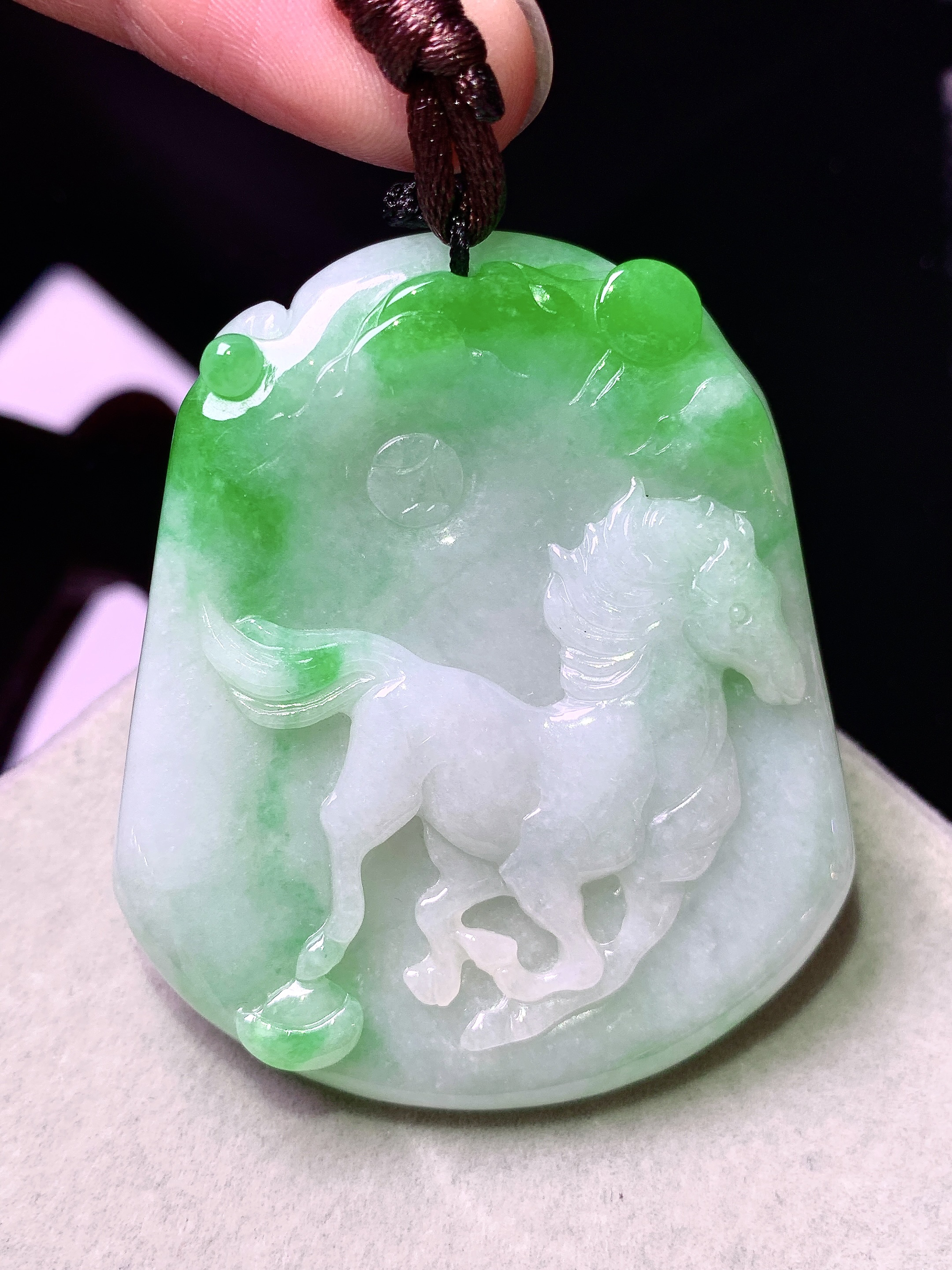 飘绿马牌吊坠 玉质细腻 色泽艳丽清新 水润亮眼 整体尺寸51*43*5.8b2