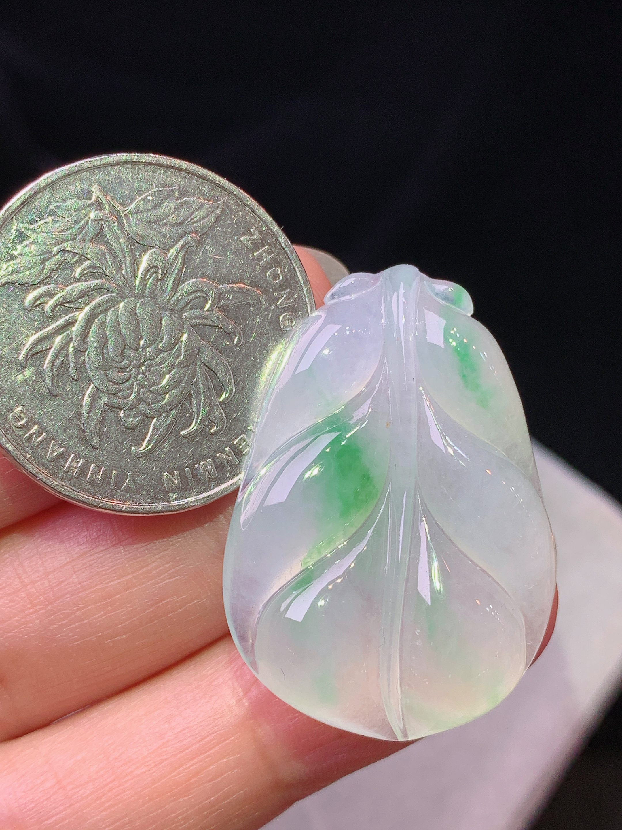 冰种飘绿树叶吊坠 玉质细腻 色泽艳丽清新 水润亮眼 整体尺寸32.6*23*6.5c1