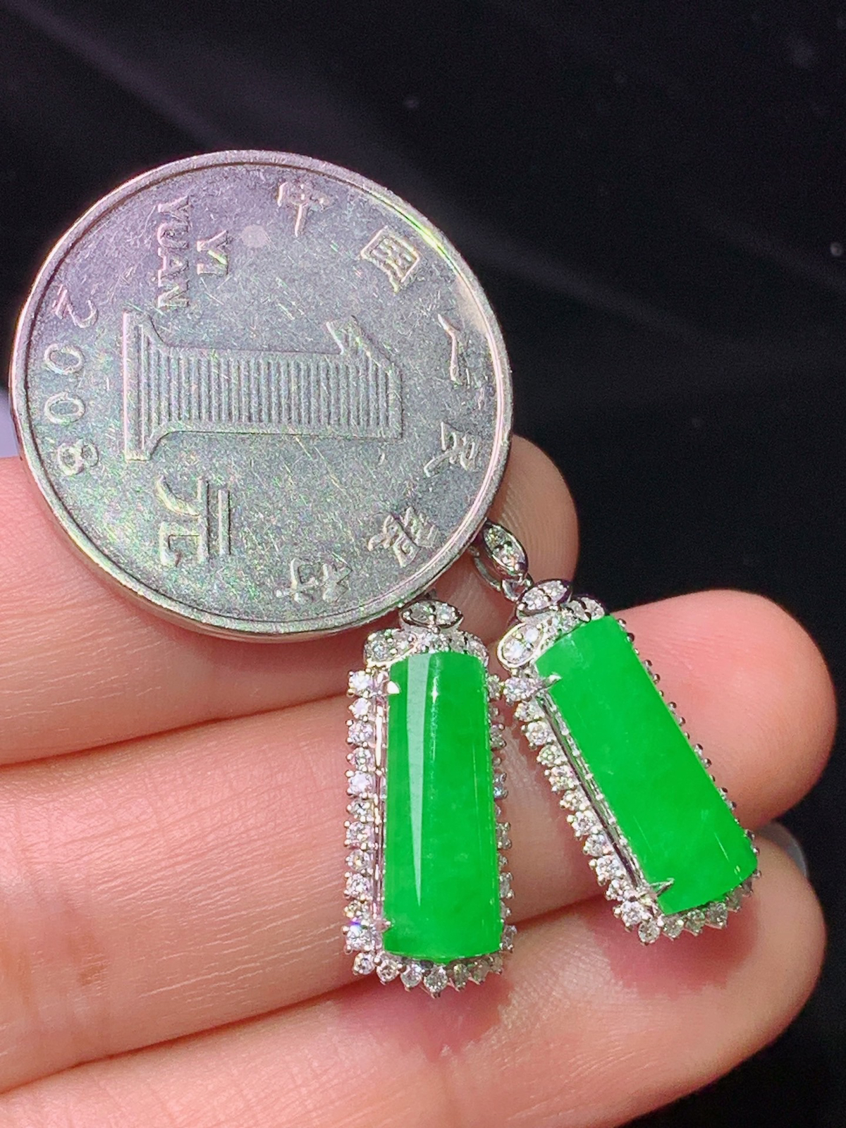 18k金钻镶嵌满绿玉柱耳坠 玉质细腻 色泽清新艳丽 整体尺寸39.5*8.8*6.2